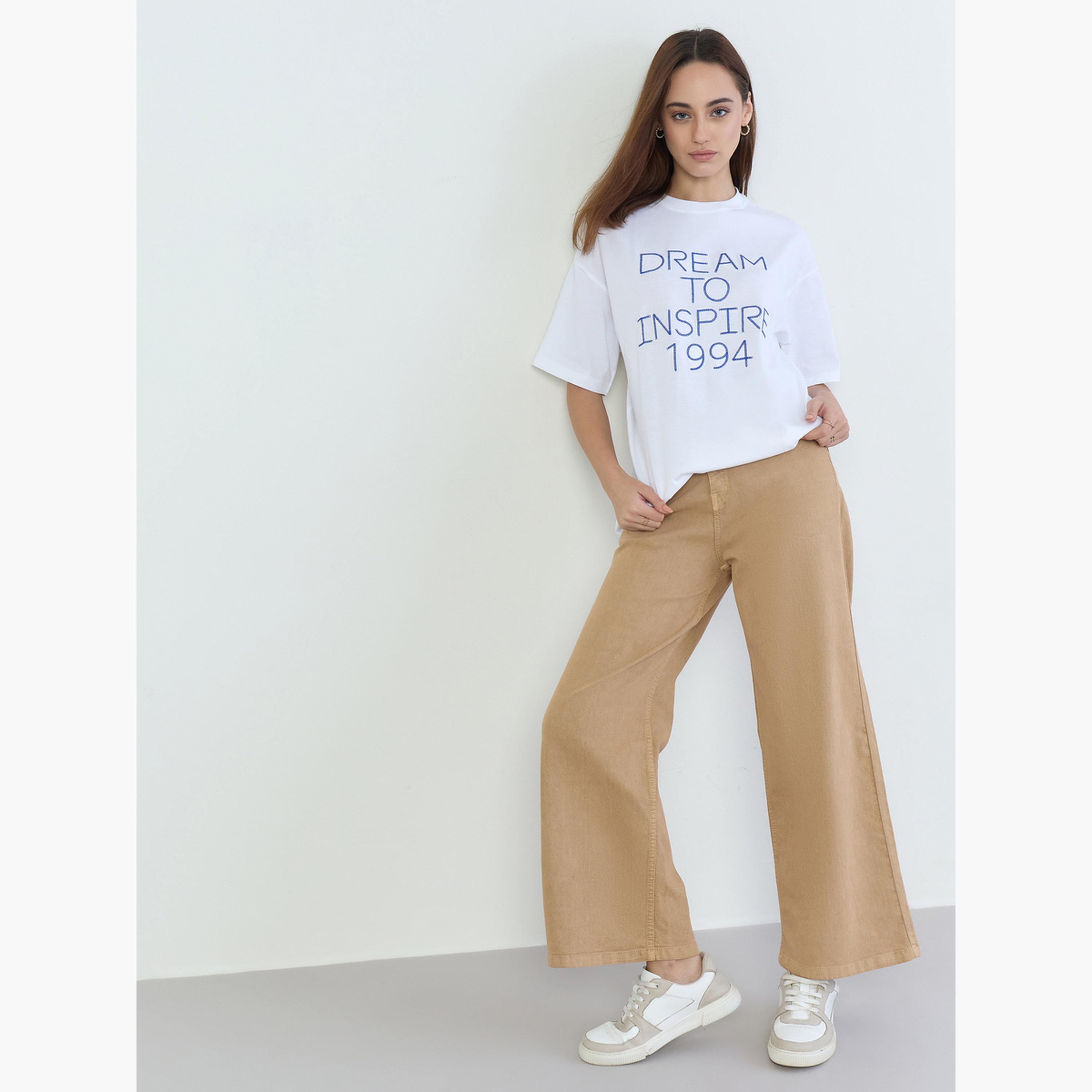 ستايلي - تي شيرت أبيض مقاس واسع بطبعة عليه شعار-women-clothing-tshirts-image-2