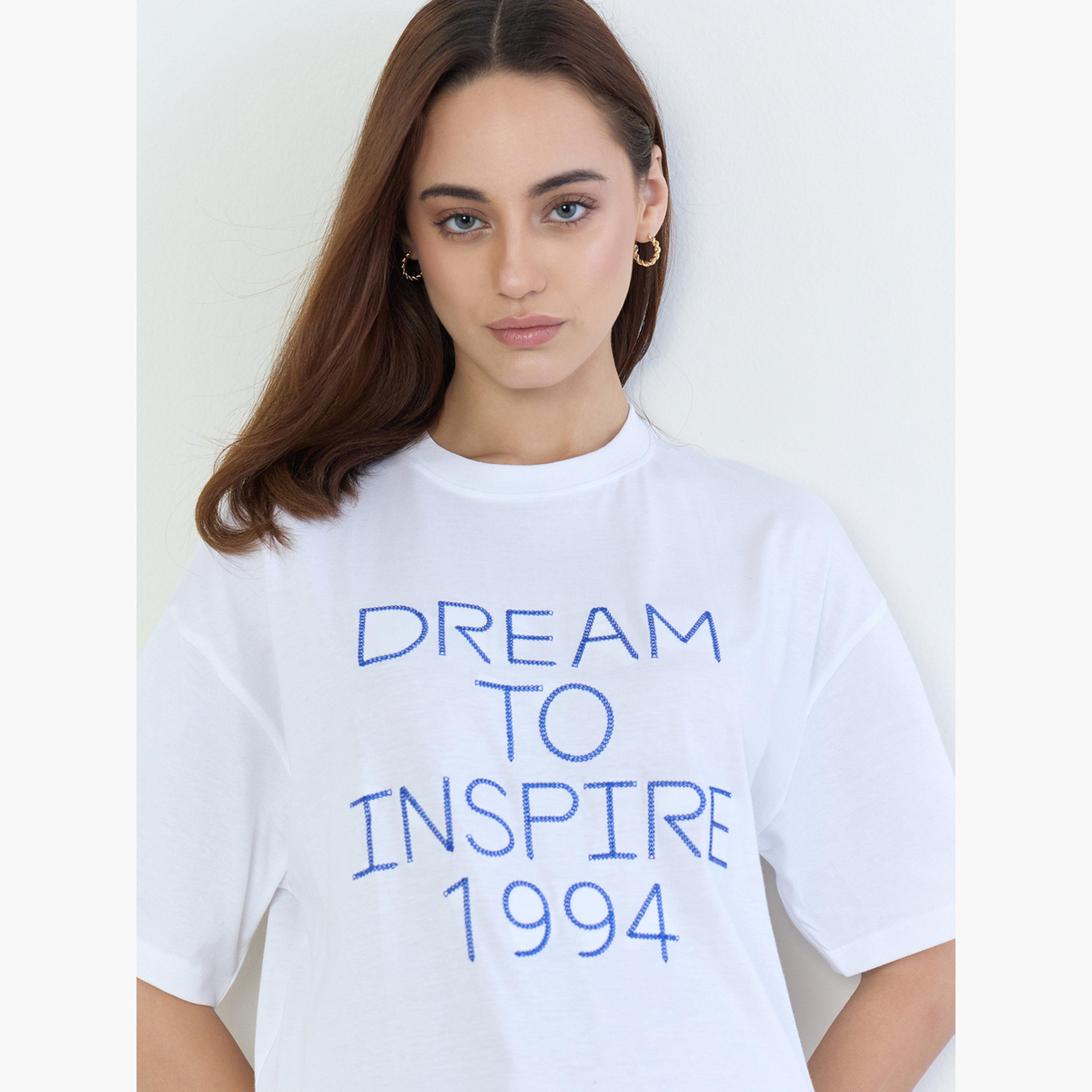 ستايلي - تي شيرت أبيض مقاس واسع بطبعة عليه شعار-women-clothing-tshirts-image-4