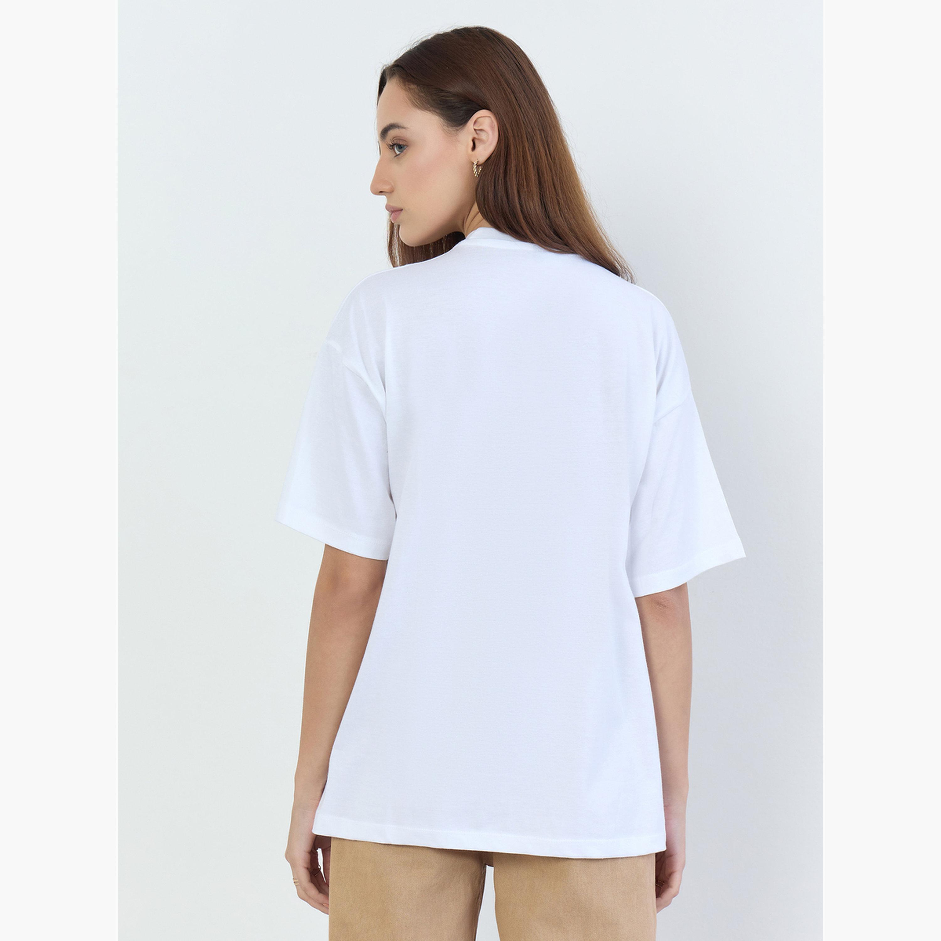 ستايلي - تي شيرت أبيض مقاس واسع بطبعة عليه شعار-women-clothing-tshirts-image-5