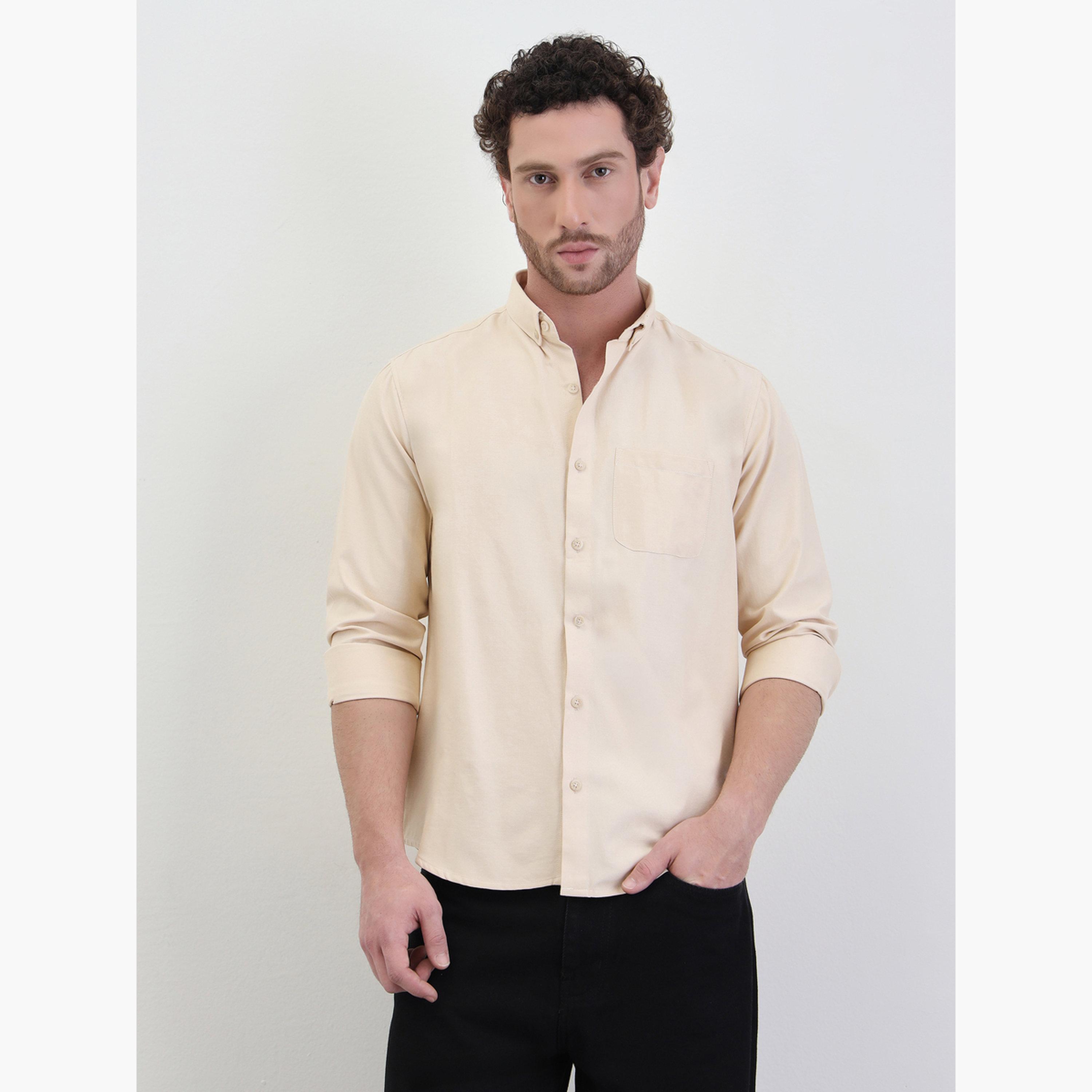قميص أوكسفورد بلون سادة بقصة عادية وياقة مفتوحة-men-clothing-shirts-image-1