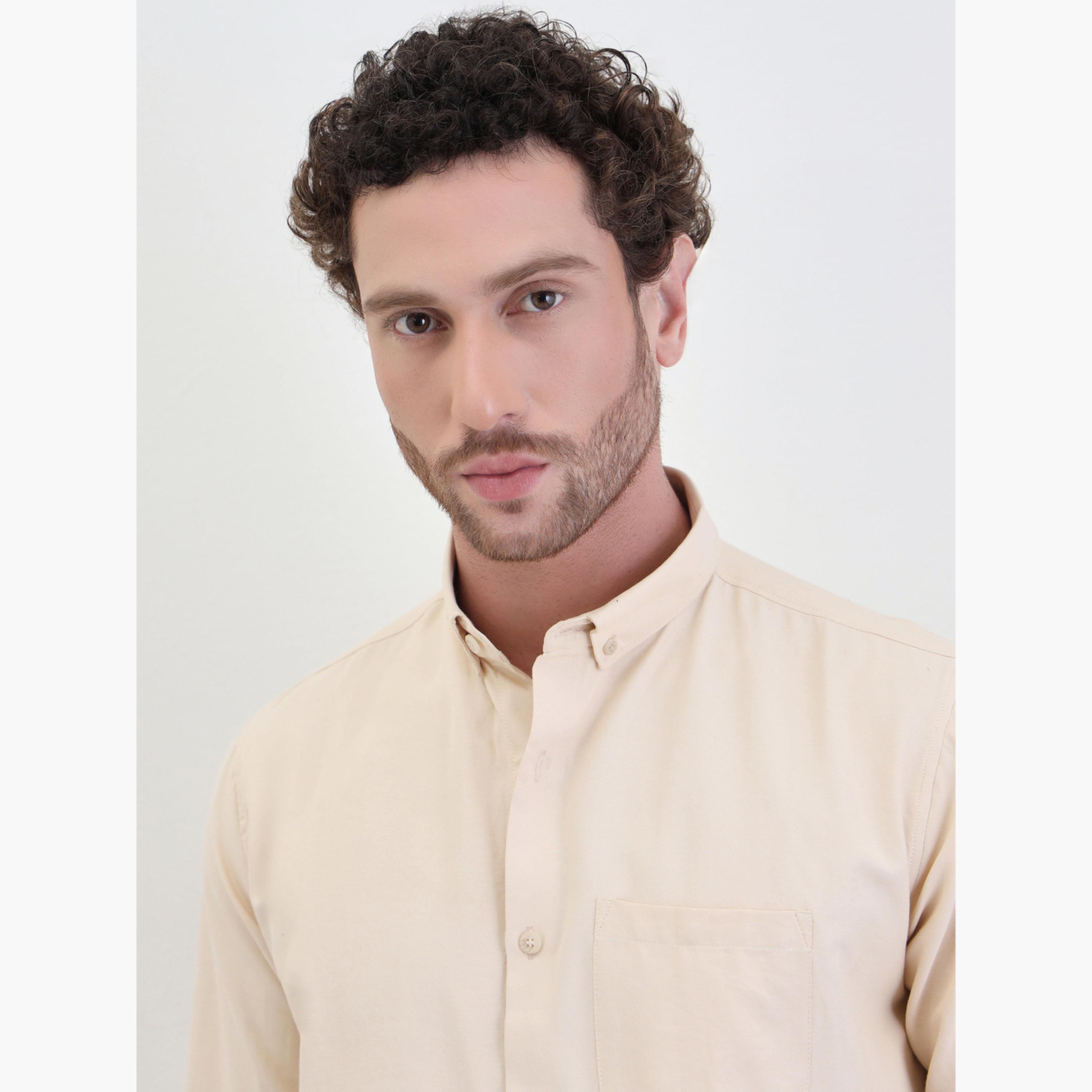 قميص أوكسفورد بلون سادة بقصة عادية وياقة مفتوحة-men-clothing-shirts-image-3