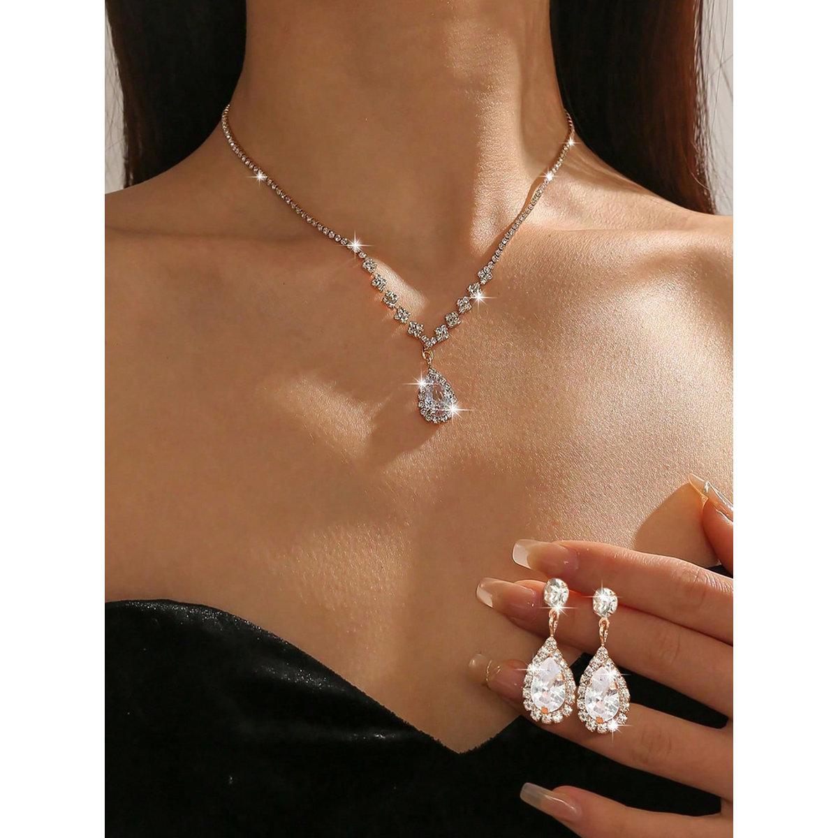طقم من قلادة وأقراط بتفاصيل مُنمقة-women-watchesandjewellery-jewellery-jewellerysets-image-1