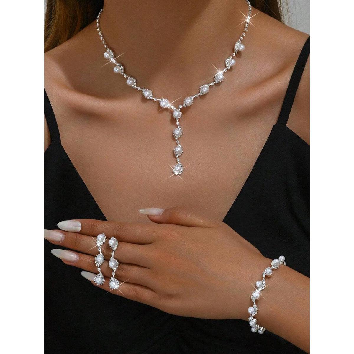 طقم من قلادة بتفاصيل مُنمقة وأقراط مع سوار-women-watchesandjewellery-jewellery-jewellerysets-image-1