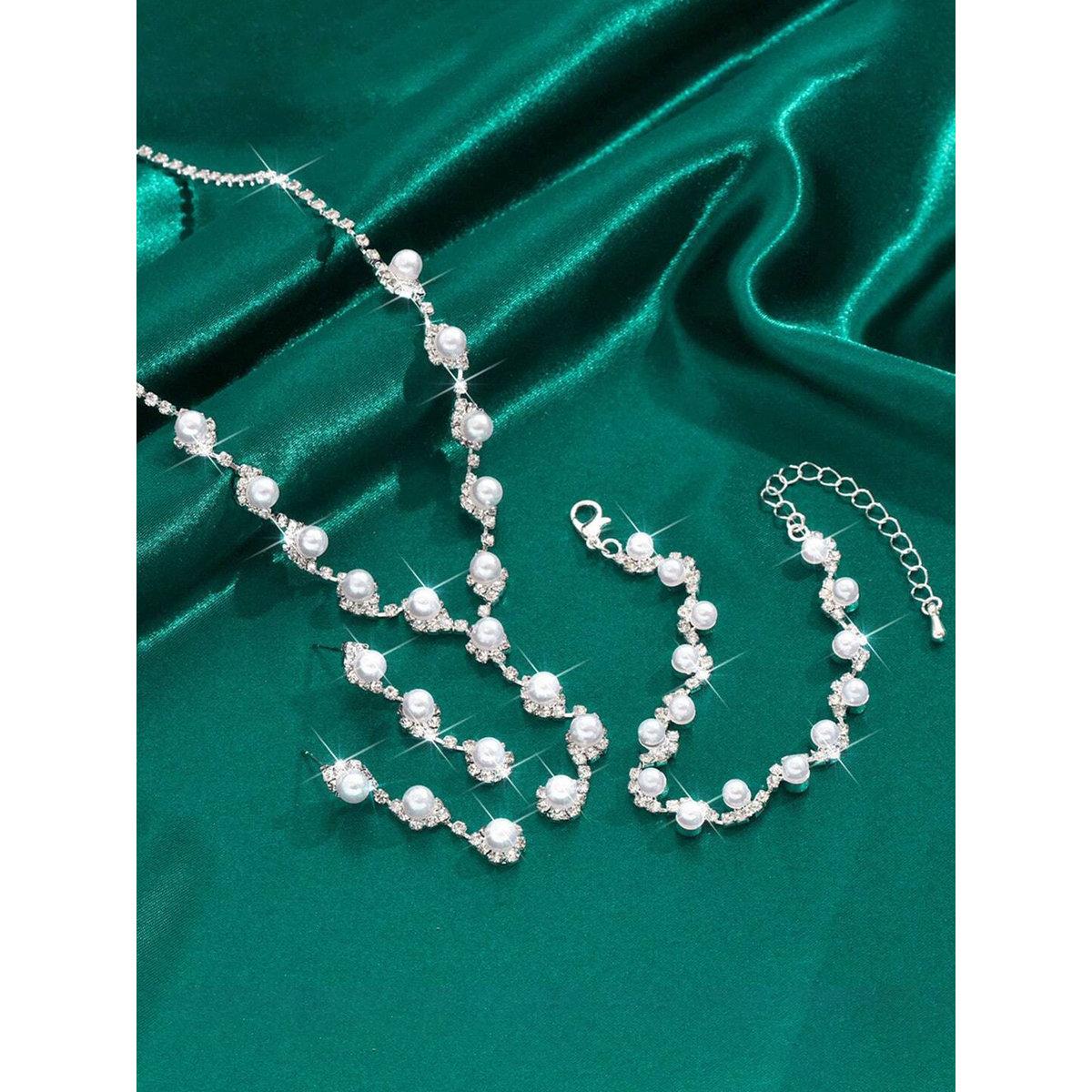 طقم من قلادة بتفاصيل مُنمقة وأقراط مع سوار-women-watchesandjewellery-jewellery-jewellerysets-image-2