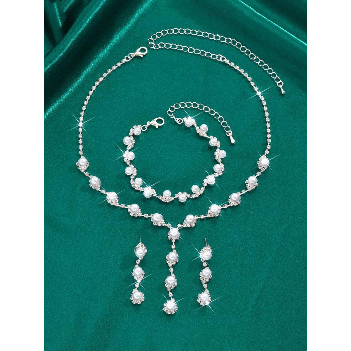 طقم من قلادة بتفاصيل مُنمقة وأقراط مع سوار-women-watchesandjewellery-jewellery-jewellerysets-image-3