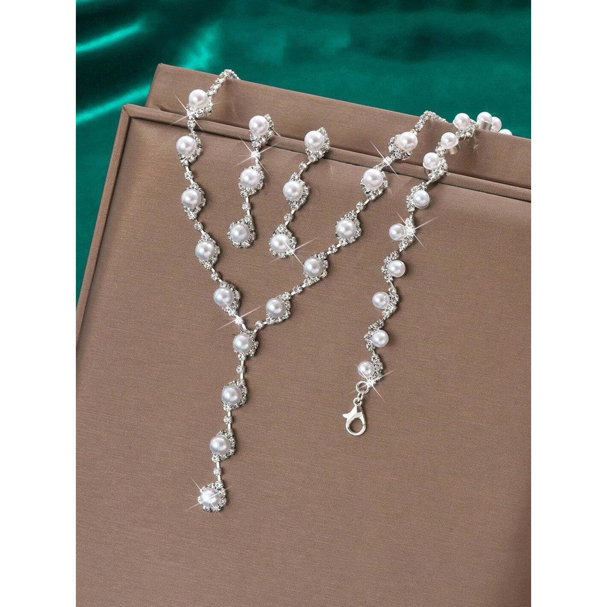 طقم من قلادة بتفاصيل مُنمقة وأقراط مع سوار-women-watchesandjewellery-jewellery-jewellerysets-image-4