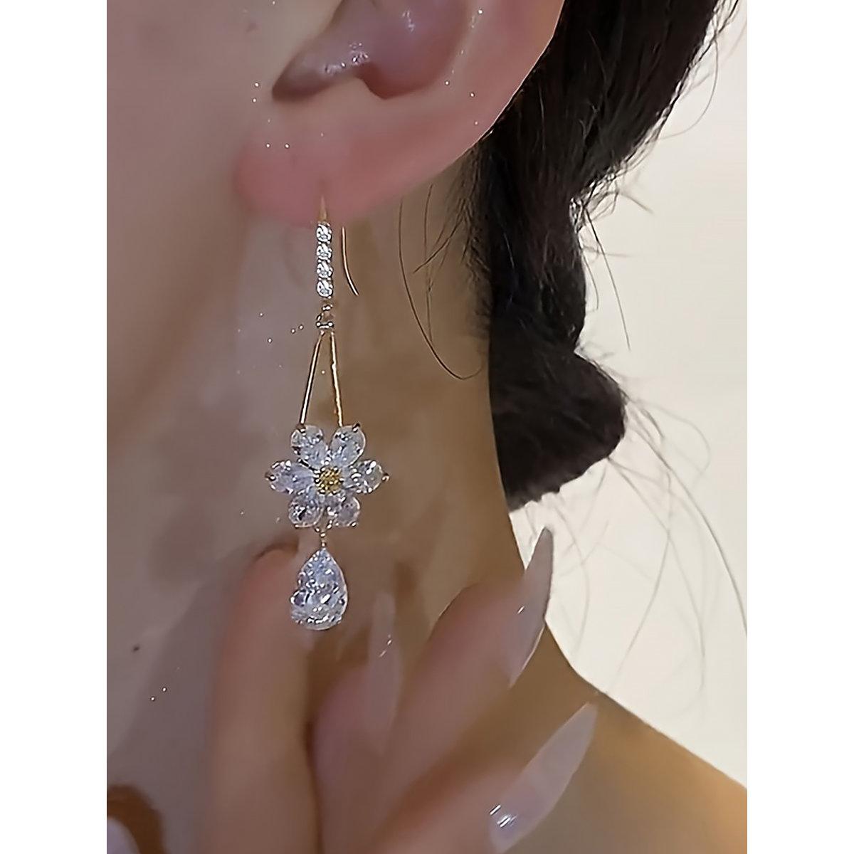أقراط بتفاصيل زهور مُنمقة-women-watchesandjewellery-jewellery-earrings-image-4