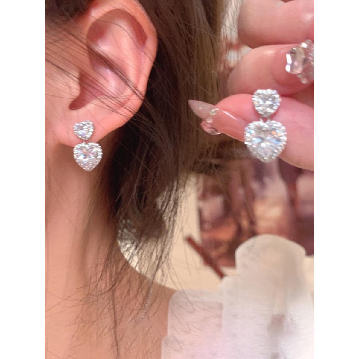 أقراط بتفاصيل حُلي متدلي على شكل قلب-women-watchesandjewellery-jewellery-earrings-image-6