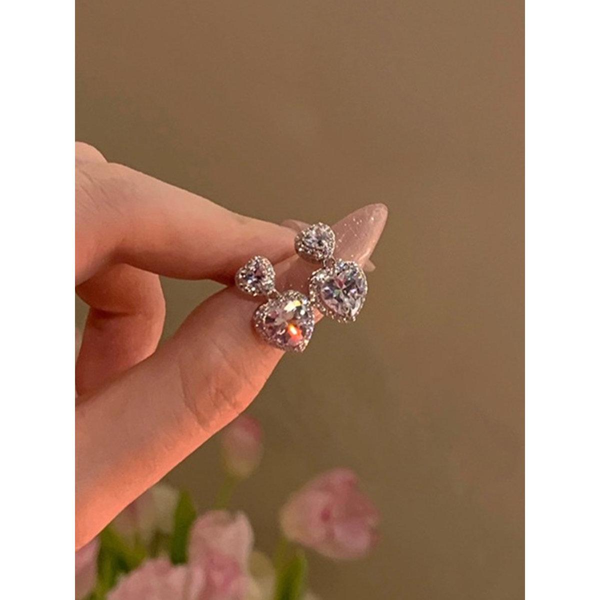 أقراط بتفاصيل حُلي متدلي على شكل قلب-women-watchesandjewellery-jewellery-earrings-image-1