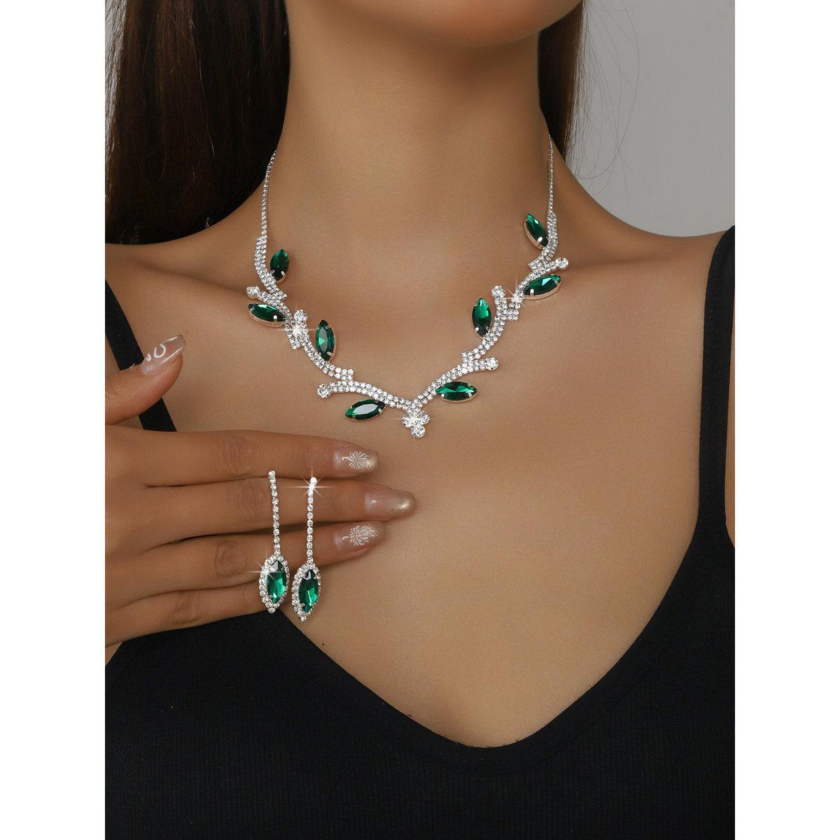 طقم من قلادة بتفاصيل مُنمقة مع أقراط-women-watchesandjewellery-jewellery-jewellerysets-image-1