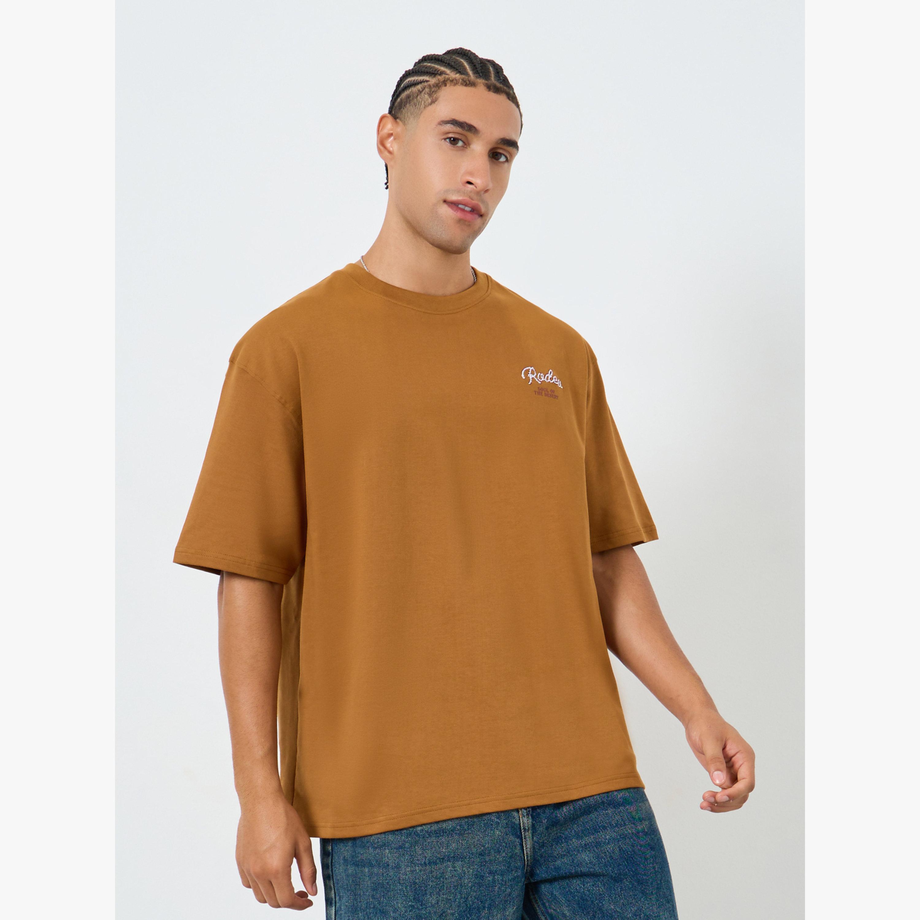تيشيرت مطرز بكتابة بقصة واسعة-men-clothing-tshirtsandpolos-tshirts-image-1