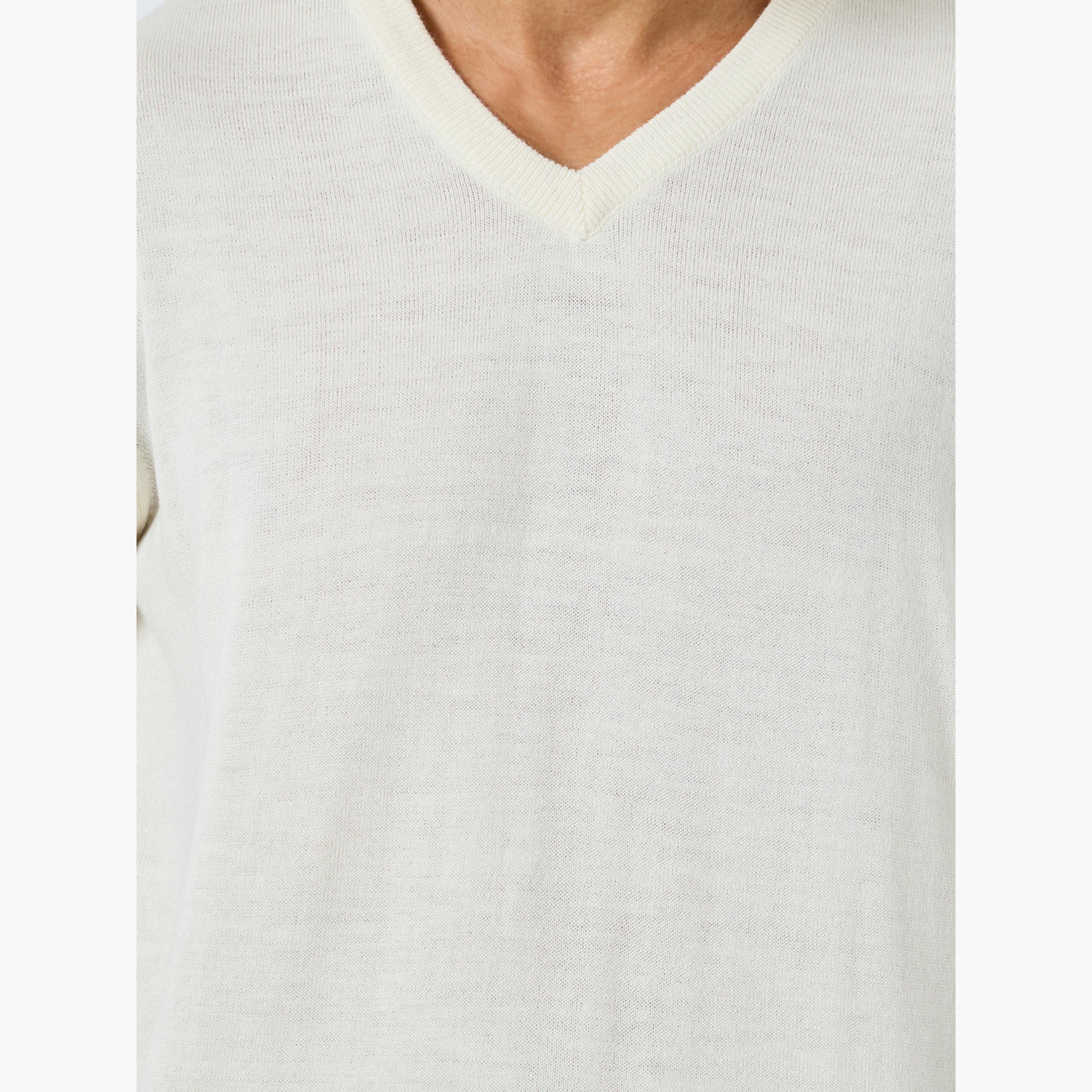 ستايلي - سترة  لون اوف وايت  برقبة على شكل حرف V للرجال -men-clothing-sweatersandpullovers-image-4