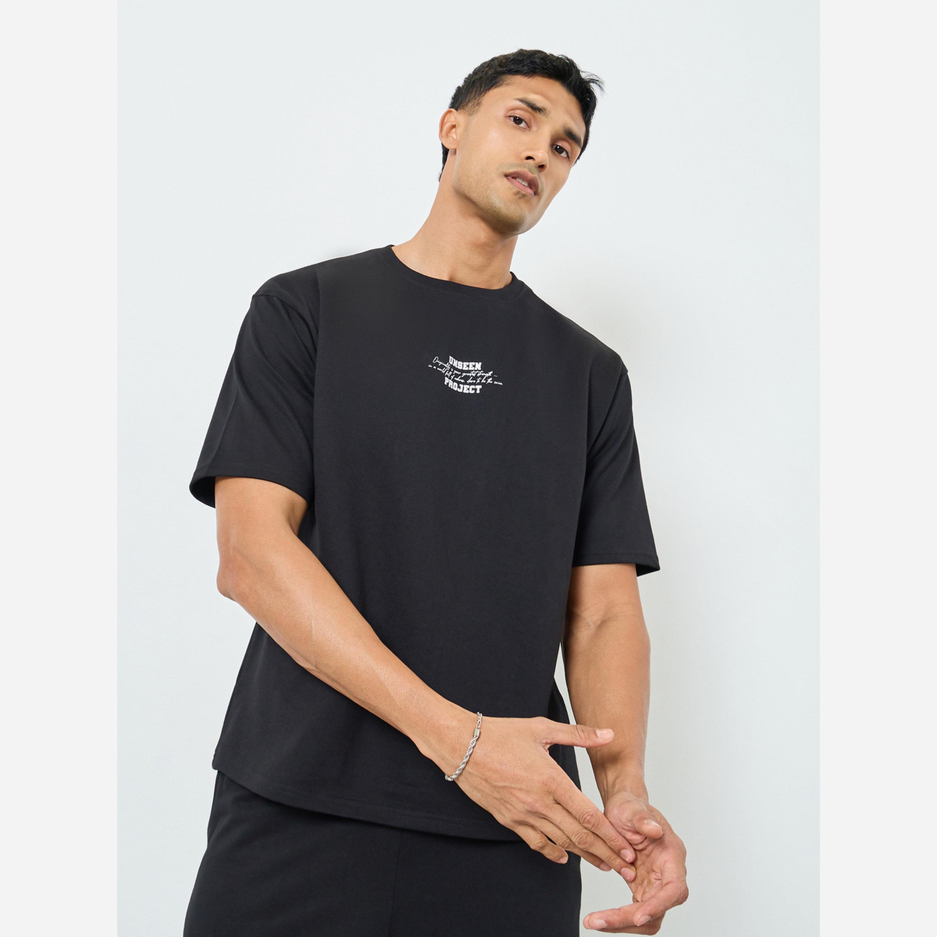 ستايلي - طقم رجالي تيشيرت وشورت قصير لون أسود مقاس واسع واسع من الأسفل-men-clothing-coordsets-image-3
