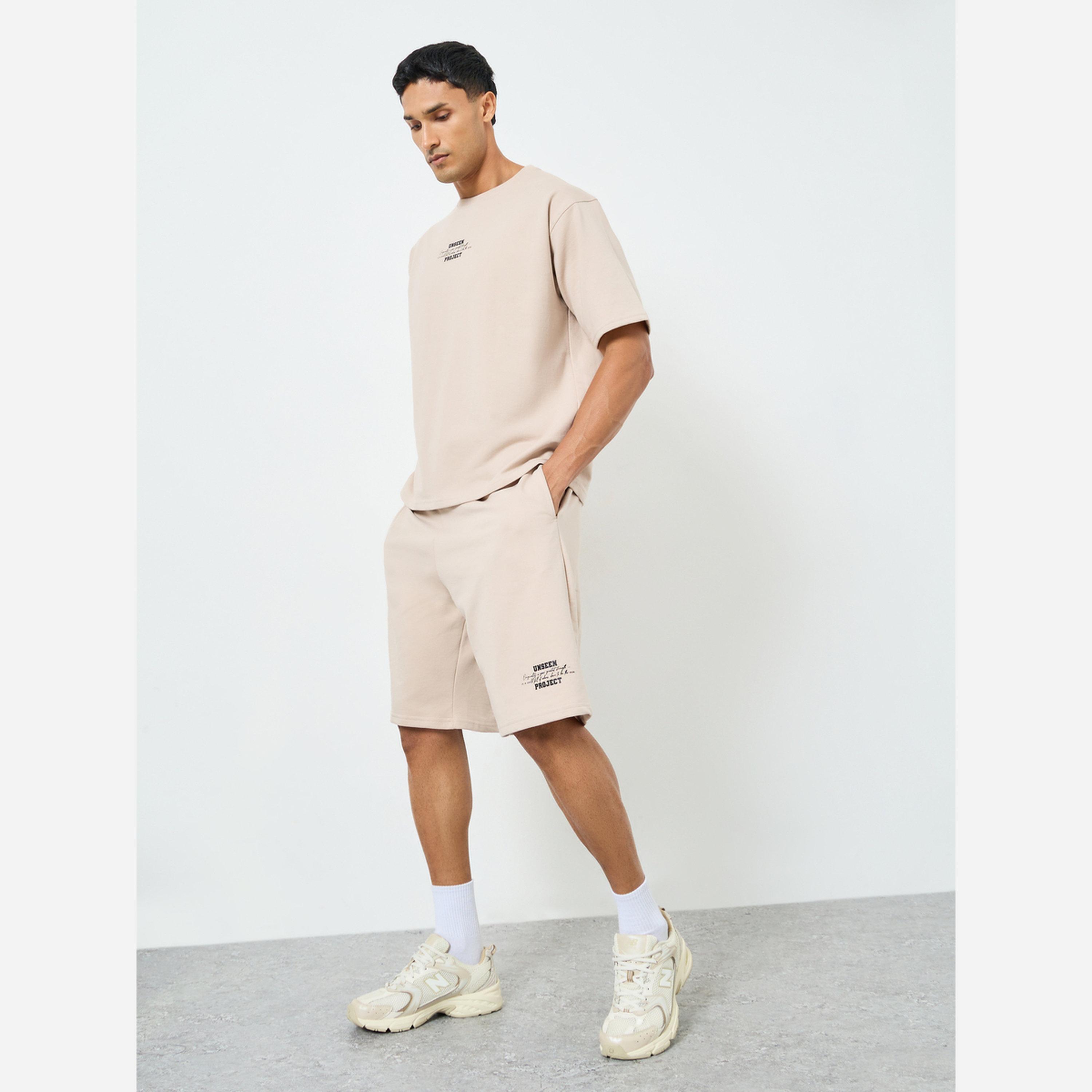 ستايلي - طقم رجالي لون بيج تيشيرت وشورت قصير مقاس واسع-men-clothing-coordsets-image-1
