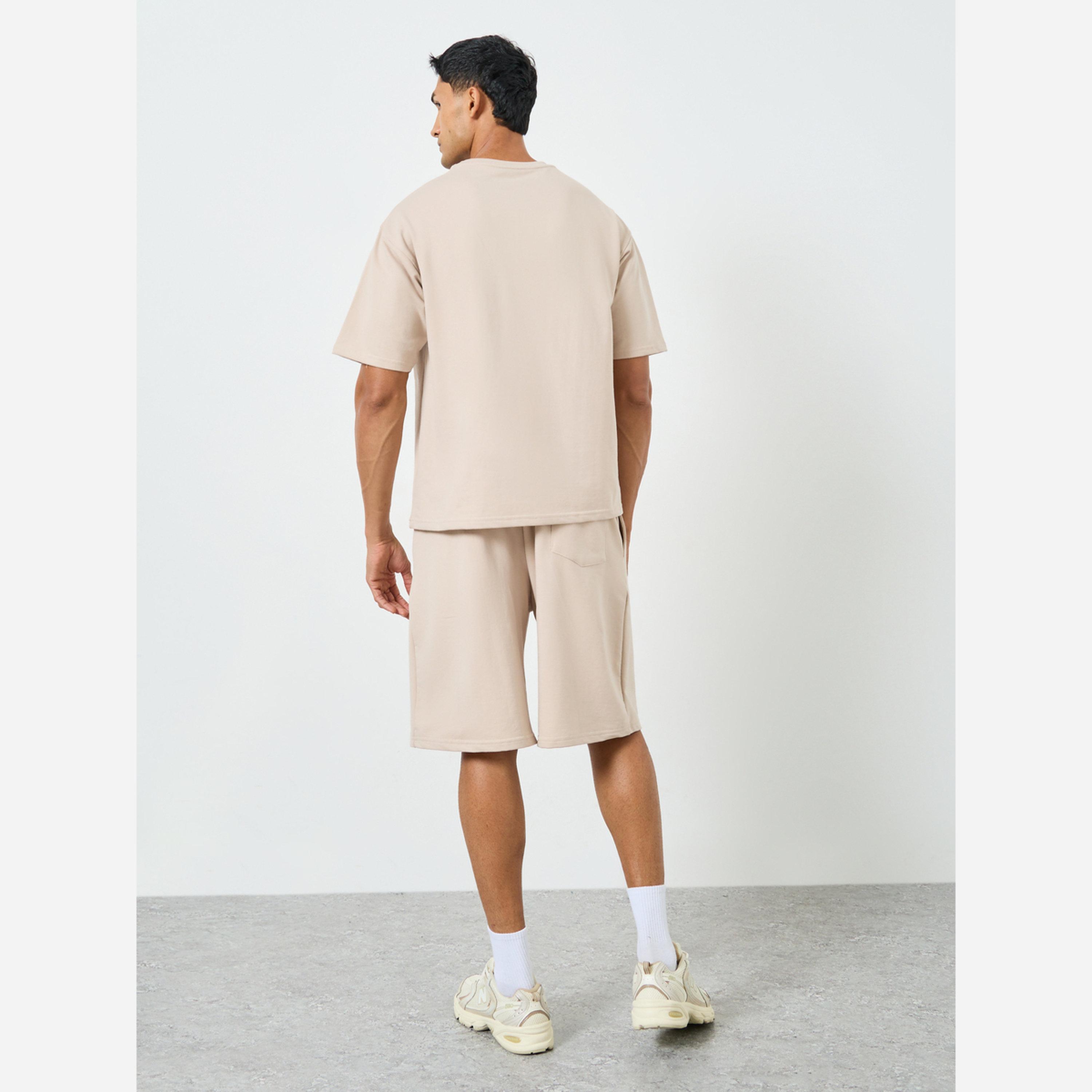 ستايلي - طقم رجالي لون بيج تيشيرت وشورت قصير مقاس واسع-men-clothing-coordsets-image-6