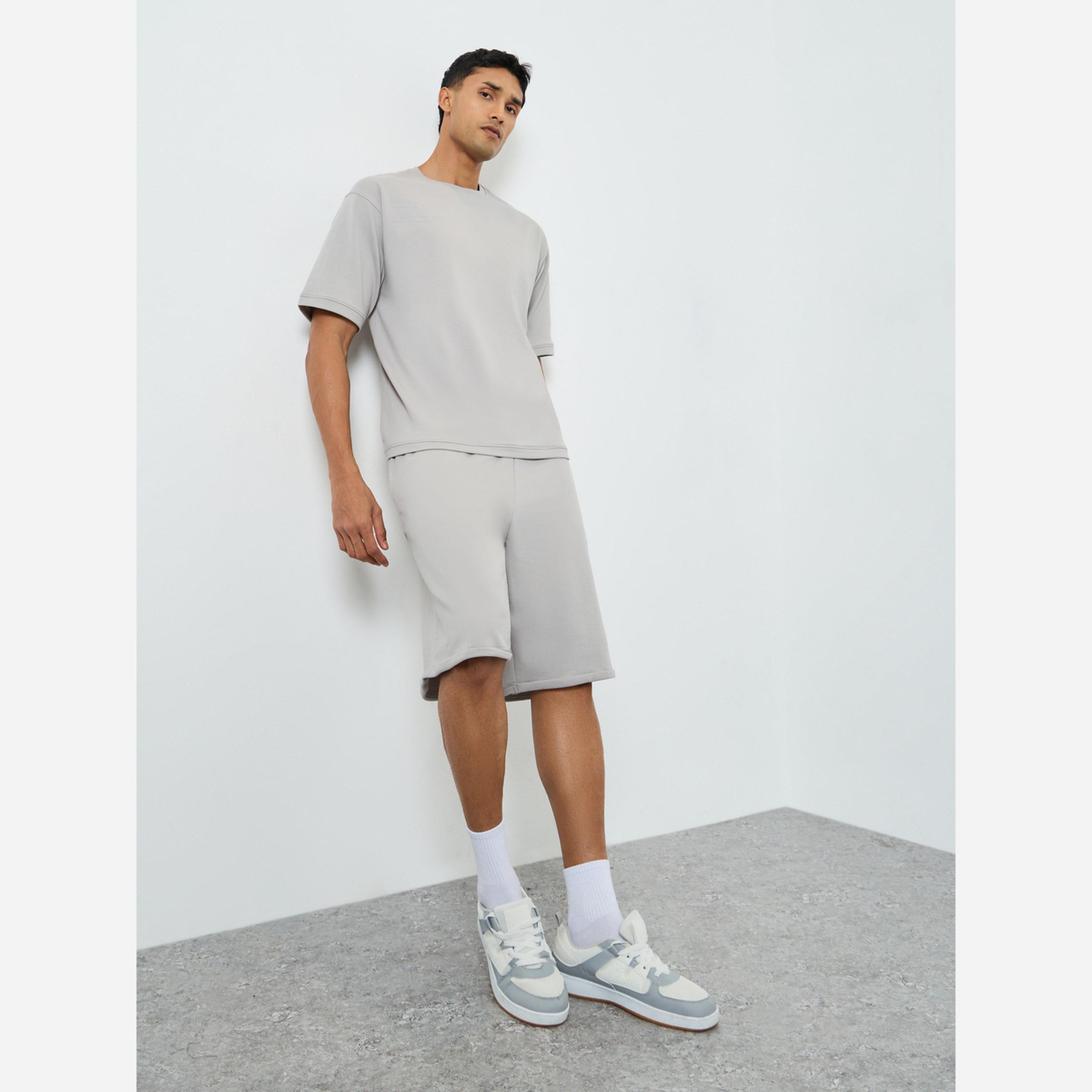 ستايلي - طقم رجالي تيشيرت وشورت لون رمادي طبعة بارزة مقاس واسع-men-clothing-coordsets-image-1