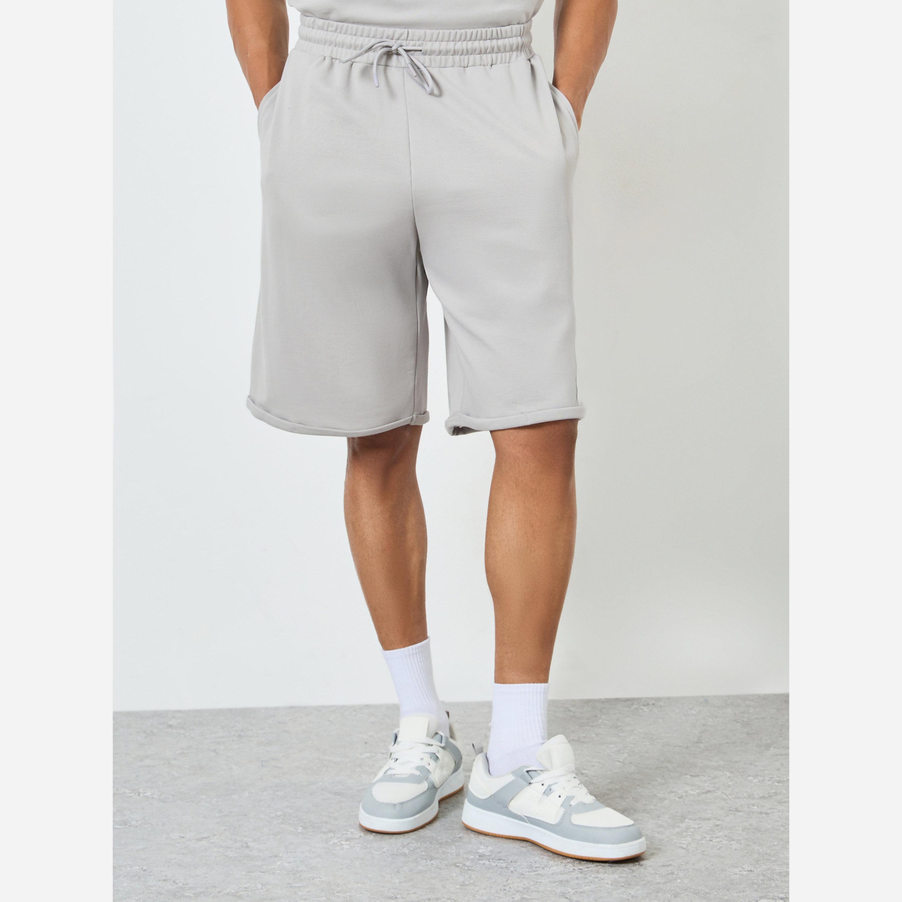 ستايلي - طقم رجالي تيشيرت وشورت لون رمادي طبعة بارزة مقاس واسع-men-clothing-coordsets-image-4