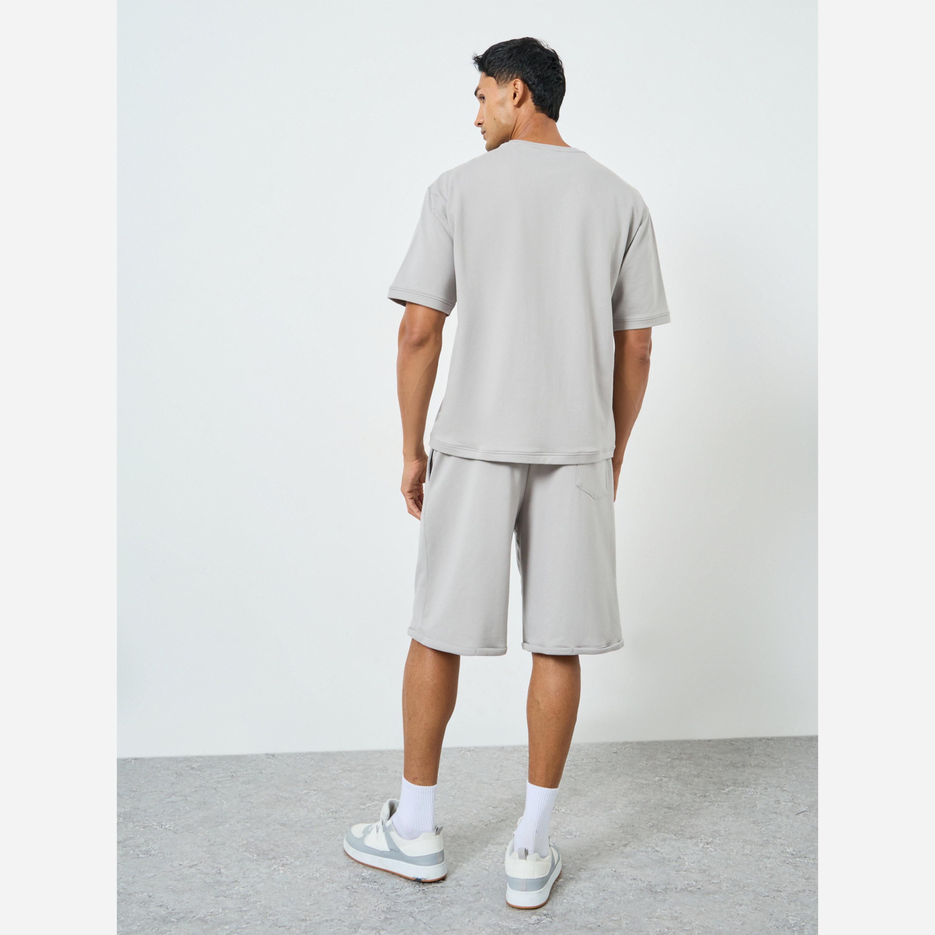 ستايلي - طقم رجالي تيشيرت وشورت لون رمادي طبعة بارزة مقاس واسع-men-clothing-coordsets-image-5