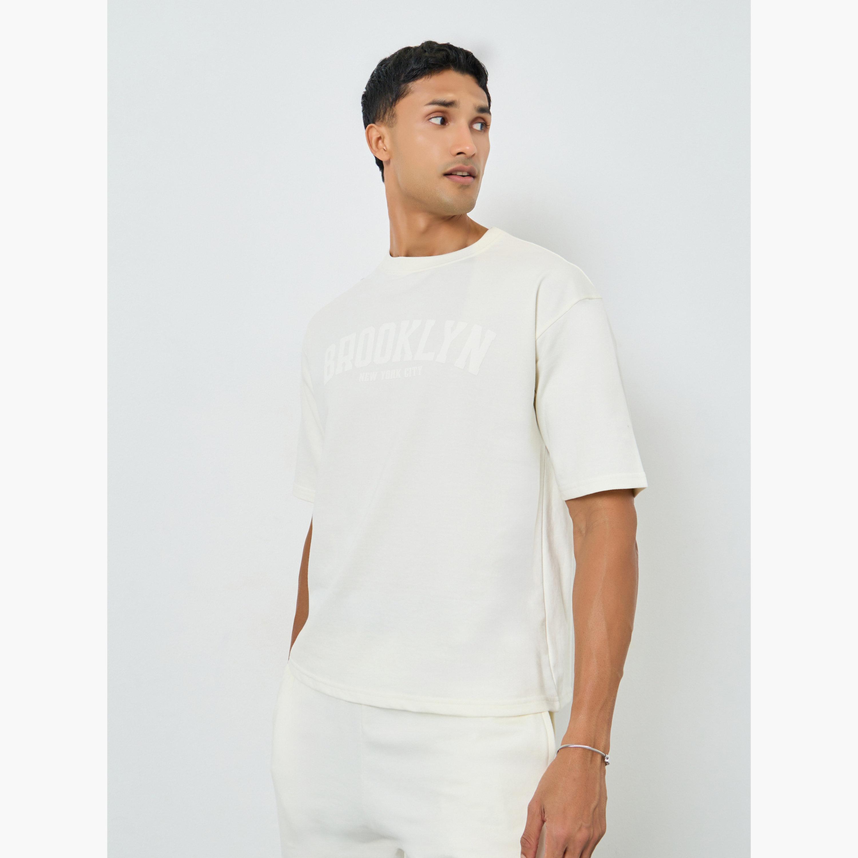 طقم منسق من تيشيرت بقصة واسعة وبنطال برباط للرجال-men-clothing-coordsets-image-2
