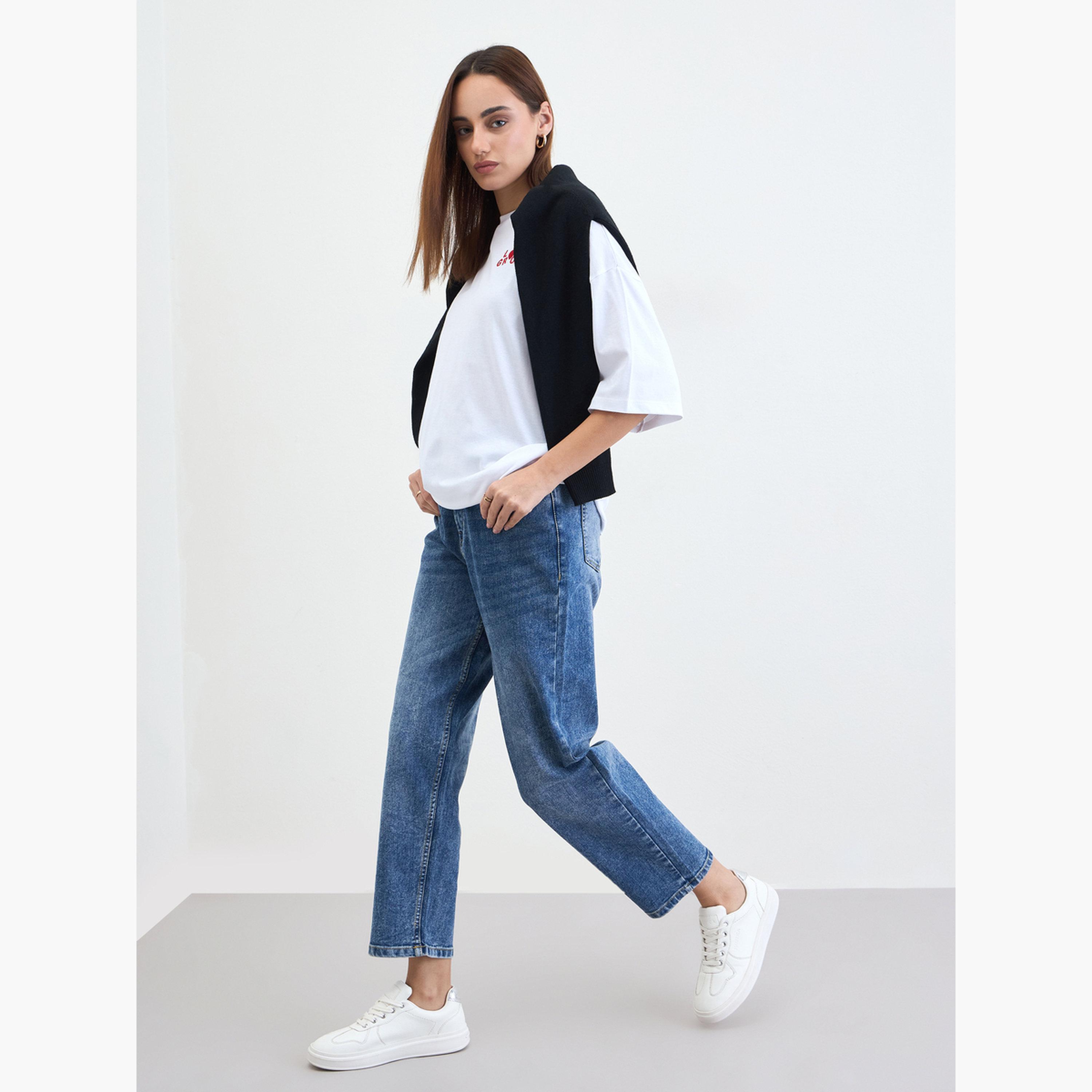 ستايلي - تي شيرت أبيض مقاس واسع بشعار وأكمام بطول 3/4-women-clothing-tshirts-image-2
