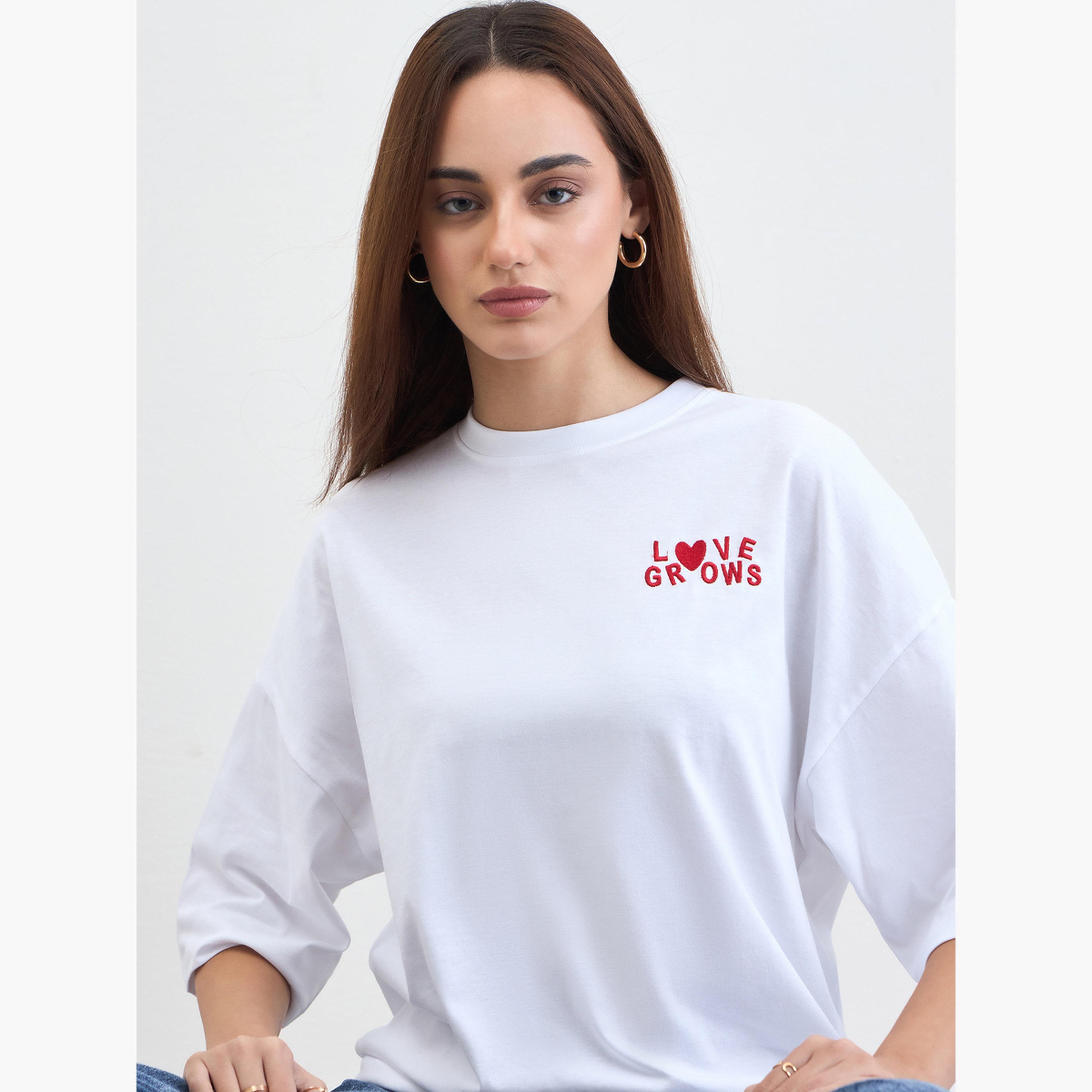 ستايلي - تي شيرت أبيض مقاس واسع بشعار وأكمام بطول 3/4-women-clothing-tshirts-image-3