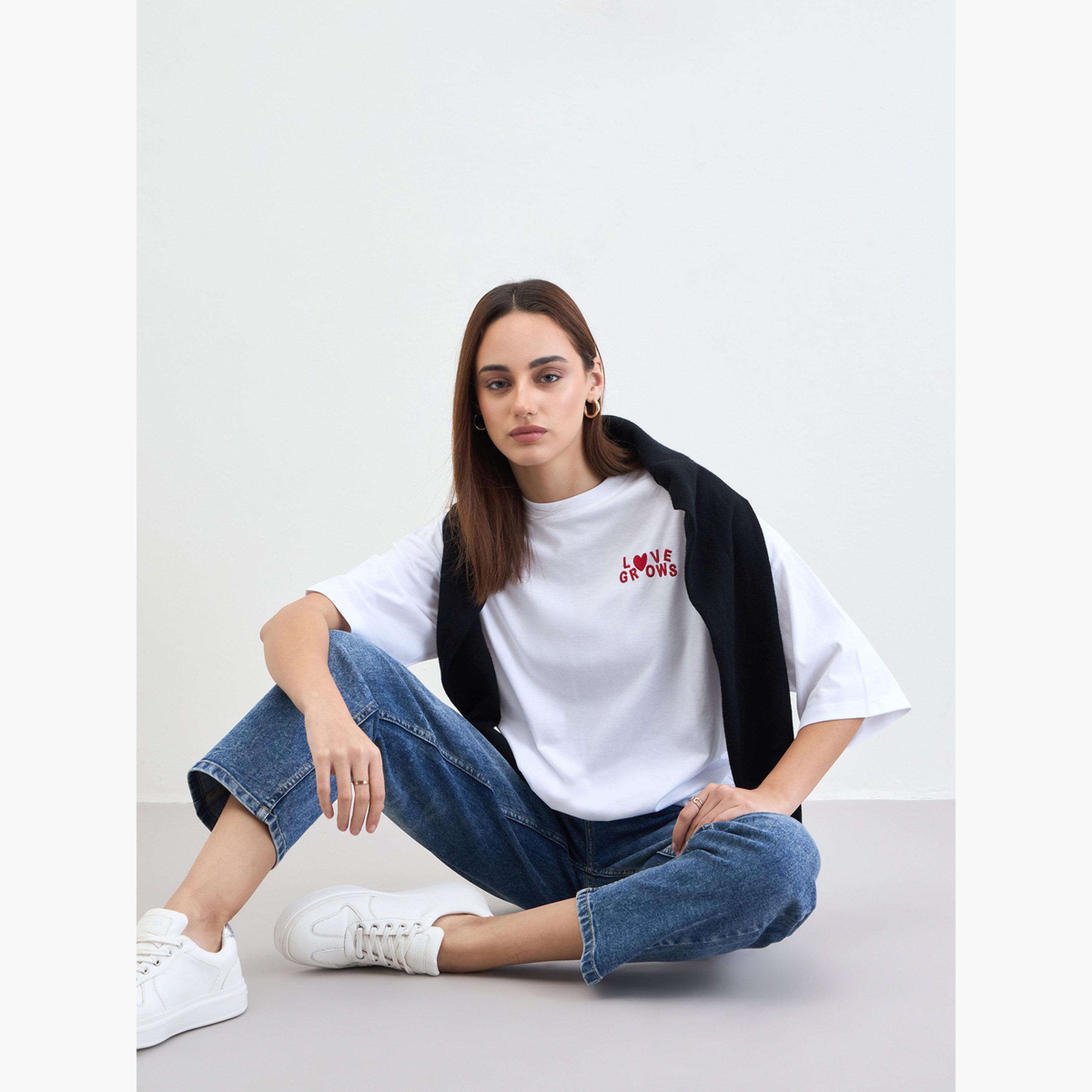 ستايلي - تي شيرت أبيض مقاس واسع بشعار وأكمام بطول 3/4-women-clothing-tshirts-image-4