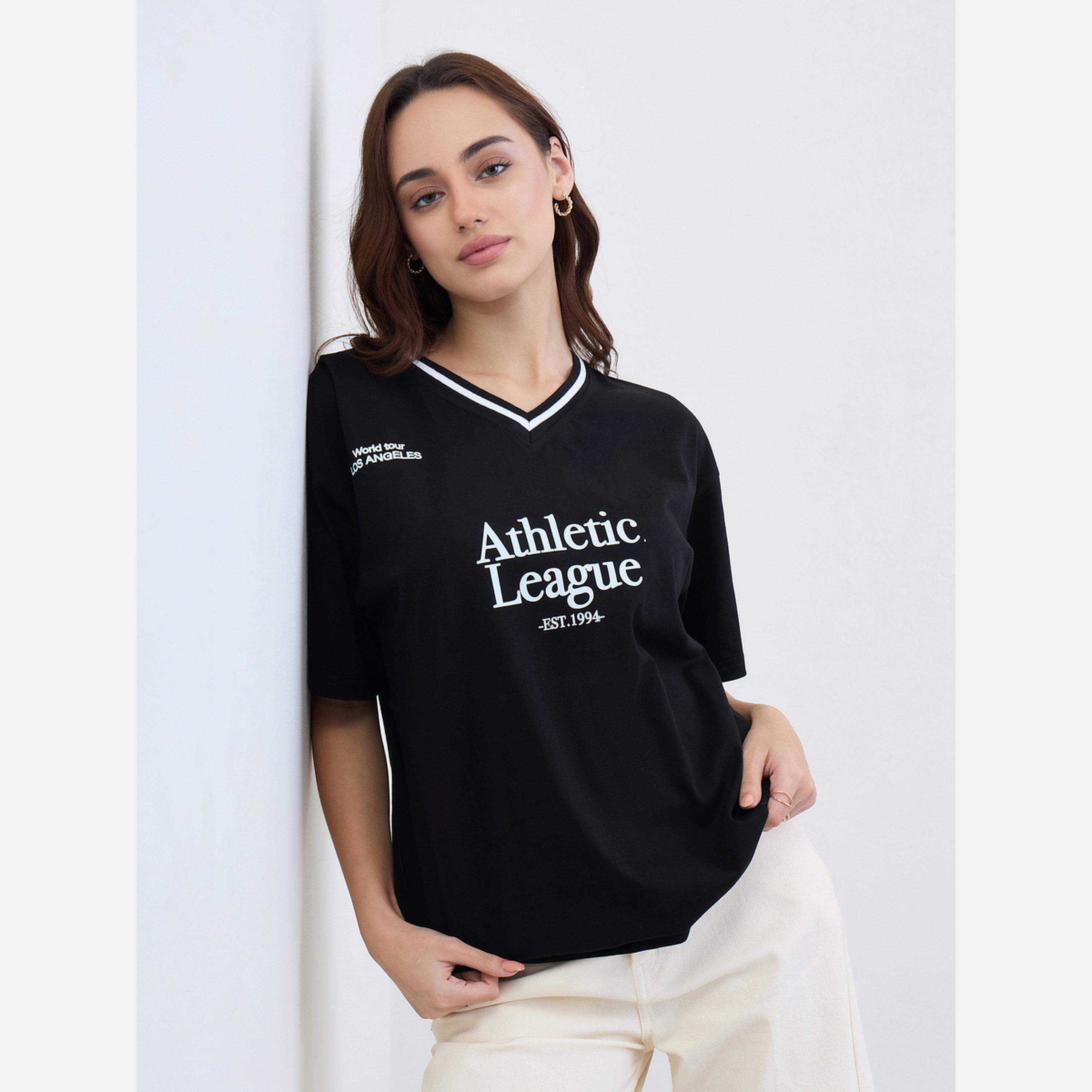 ستايلي - تيشيرت لون أسود مقاس واسع طبعة شعار جامعي-women-clothing-tshirts-image-1