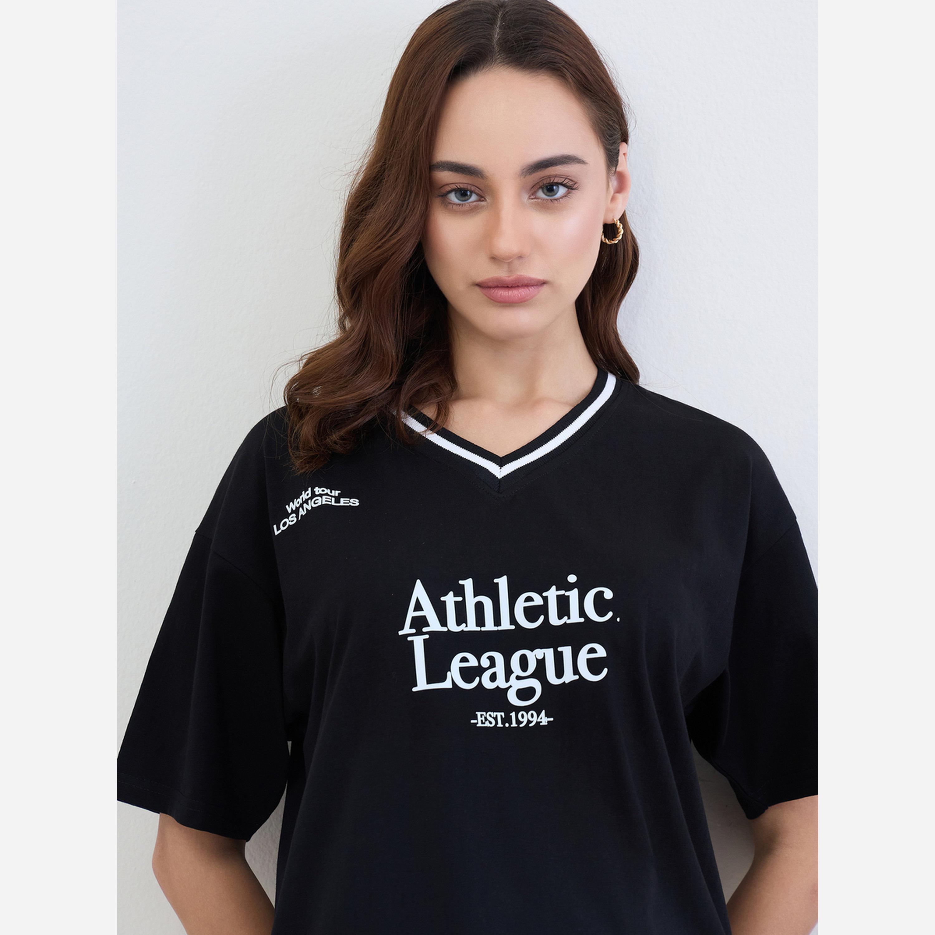 ستايلي - تيشيرت لون أسود مقاس واسع طبعة شعار جامعي-women-clothing-tshirts-image-4