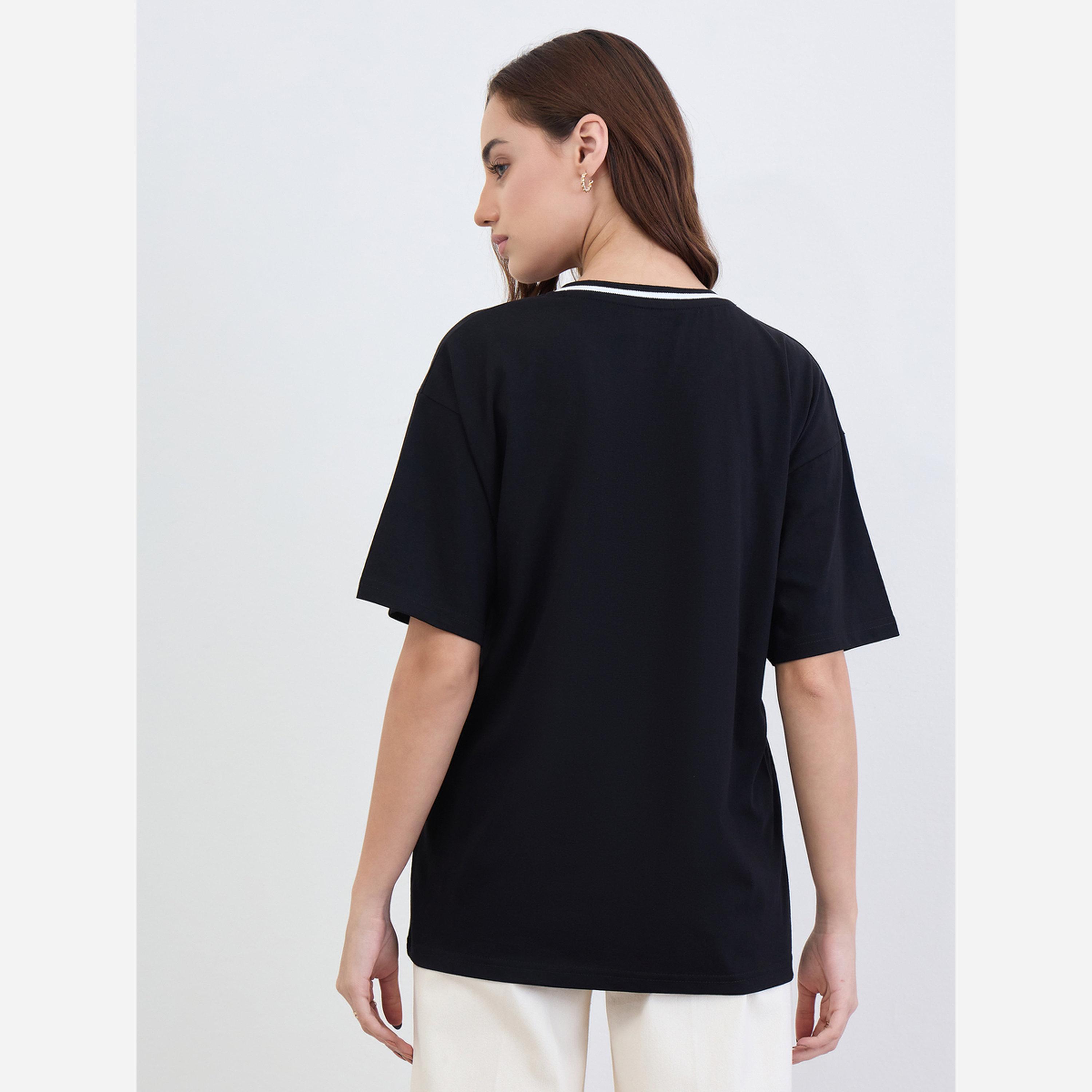 ستايلي - تيشيرت لون أسود مقاس واسع طبعة شعار جامعي-women-clothing-tshirts-image-5
