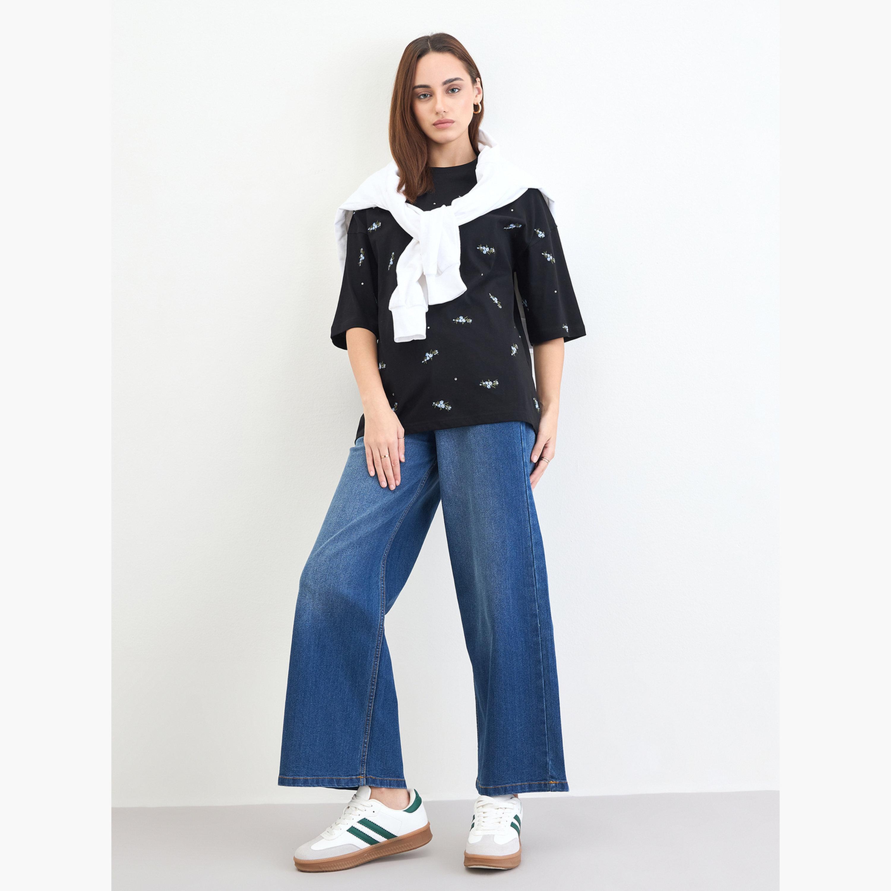 ستايلي - تيشيرت أسود مقاس واسع مطرّز ومزيّن بالترتر-women-clothing-tshirts-image-2