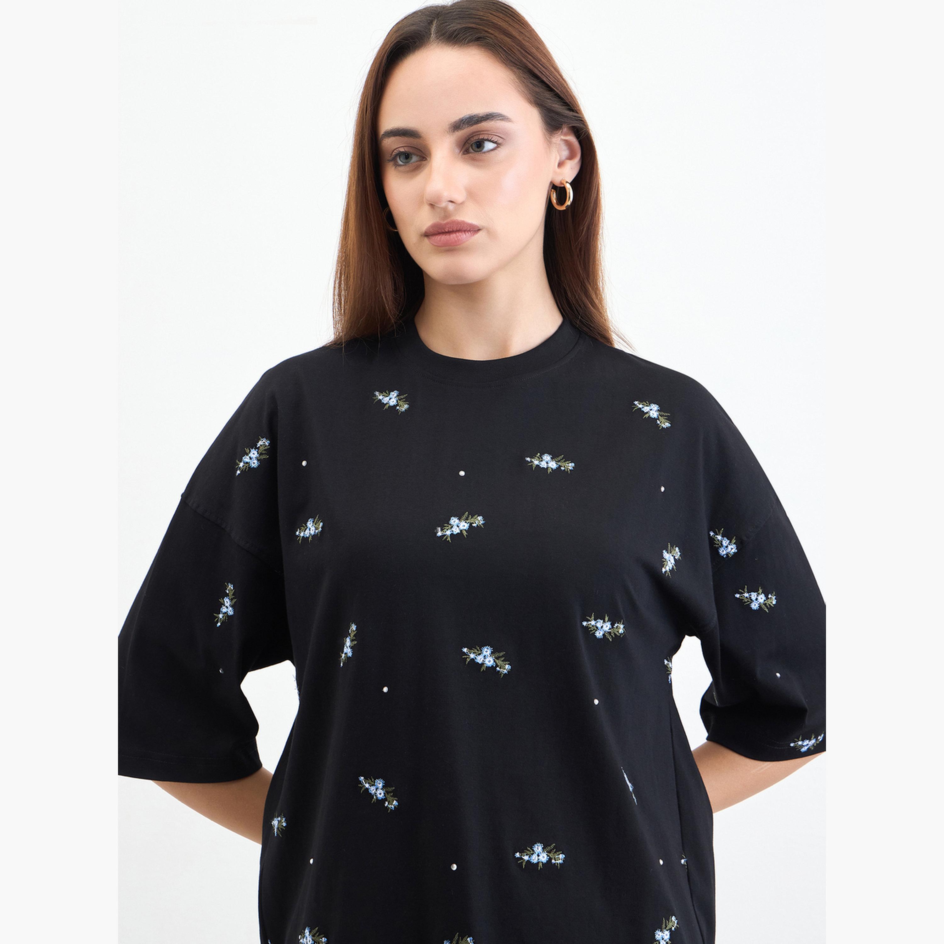 ستايلي - تيشيرت أسود مقاس واسع مطرّز ومزيّن بالترتر-women-clothing-tshirts-image-3