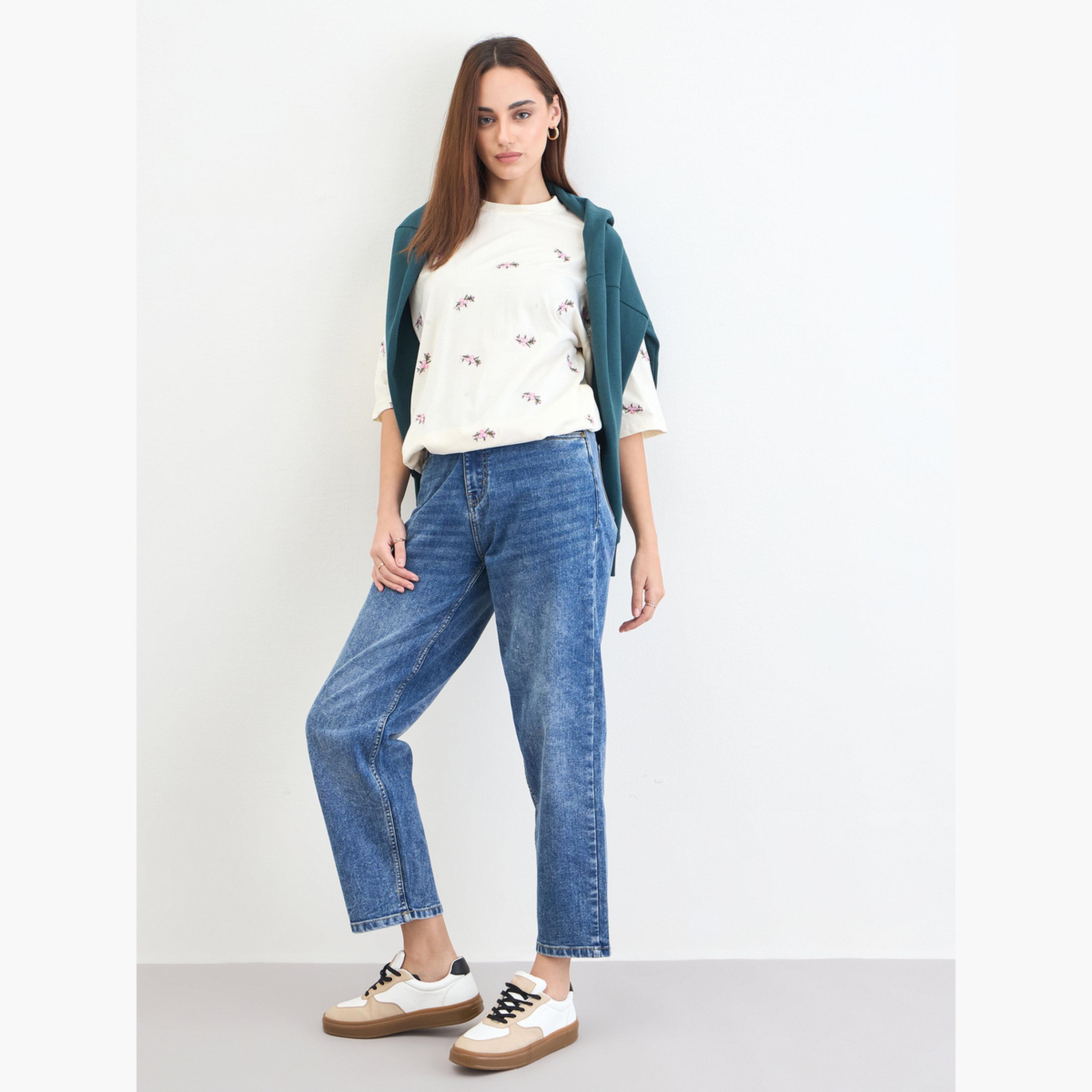 ستايلي - تي شيرت كريمي مطرز بالترتر مقاس واسع-women-clothing-tshirts-image-2