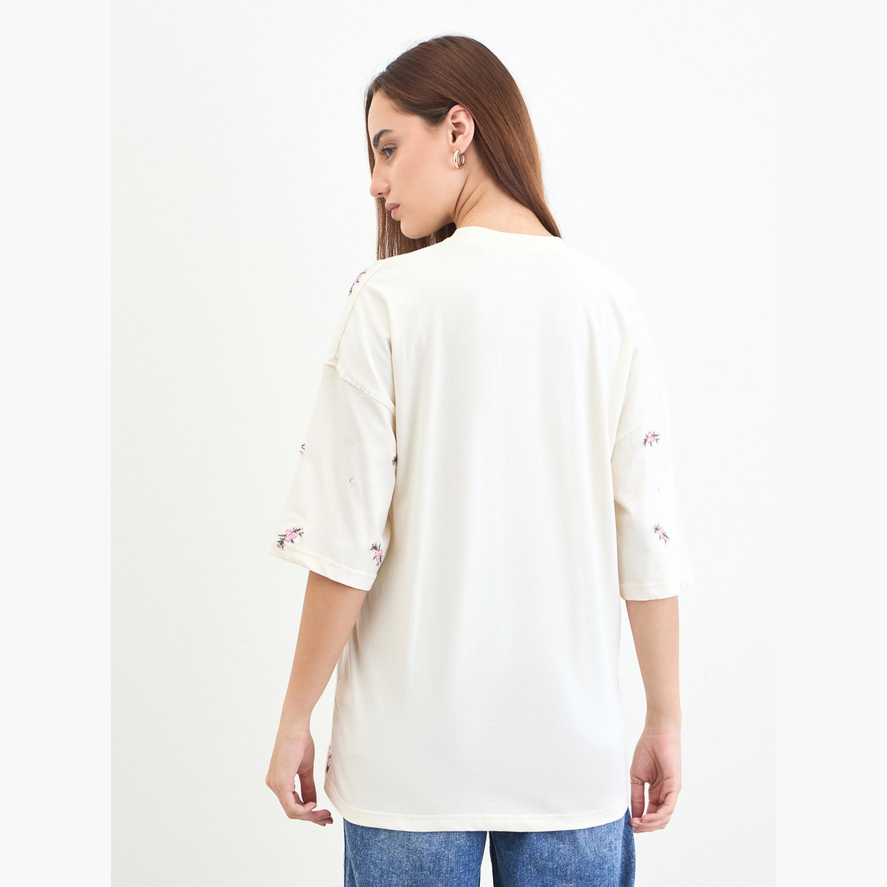 ستايلي - تي شيرت كريمي مطرز بالترتر مقاس واسع-women-clothing-tshirts-image-5