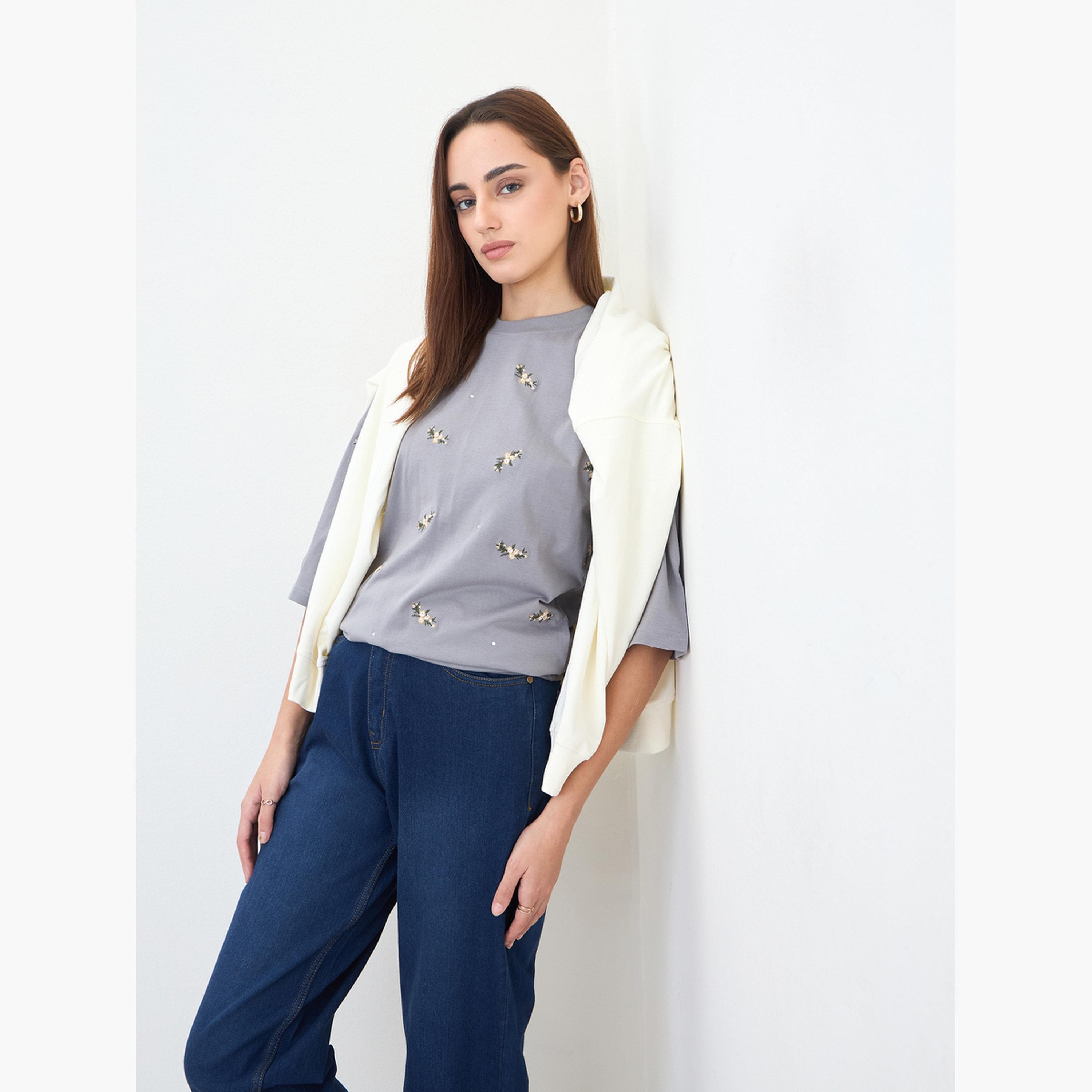 ستايلي - تي شيرت رمادي مقاس واسع مطرز بالترتر-women-clothing-tshirts-image-3