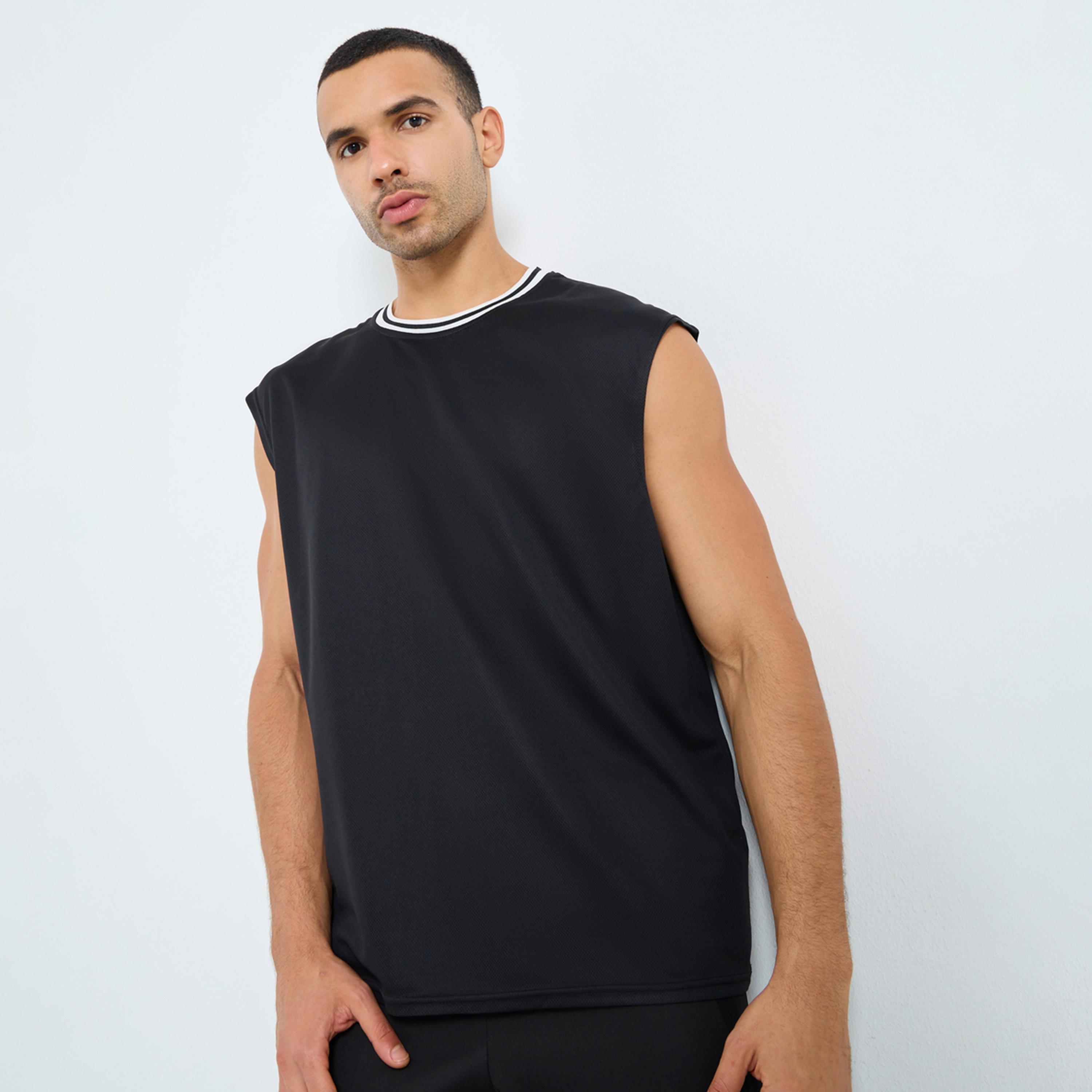 ستايلي - توب رياضي بدون أكمام بقصة عادية مع حافة متباينة عند الرقبة-men-clothing-sportswearandactivewear-tshirtsandpolos-image-1