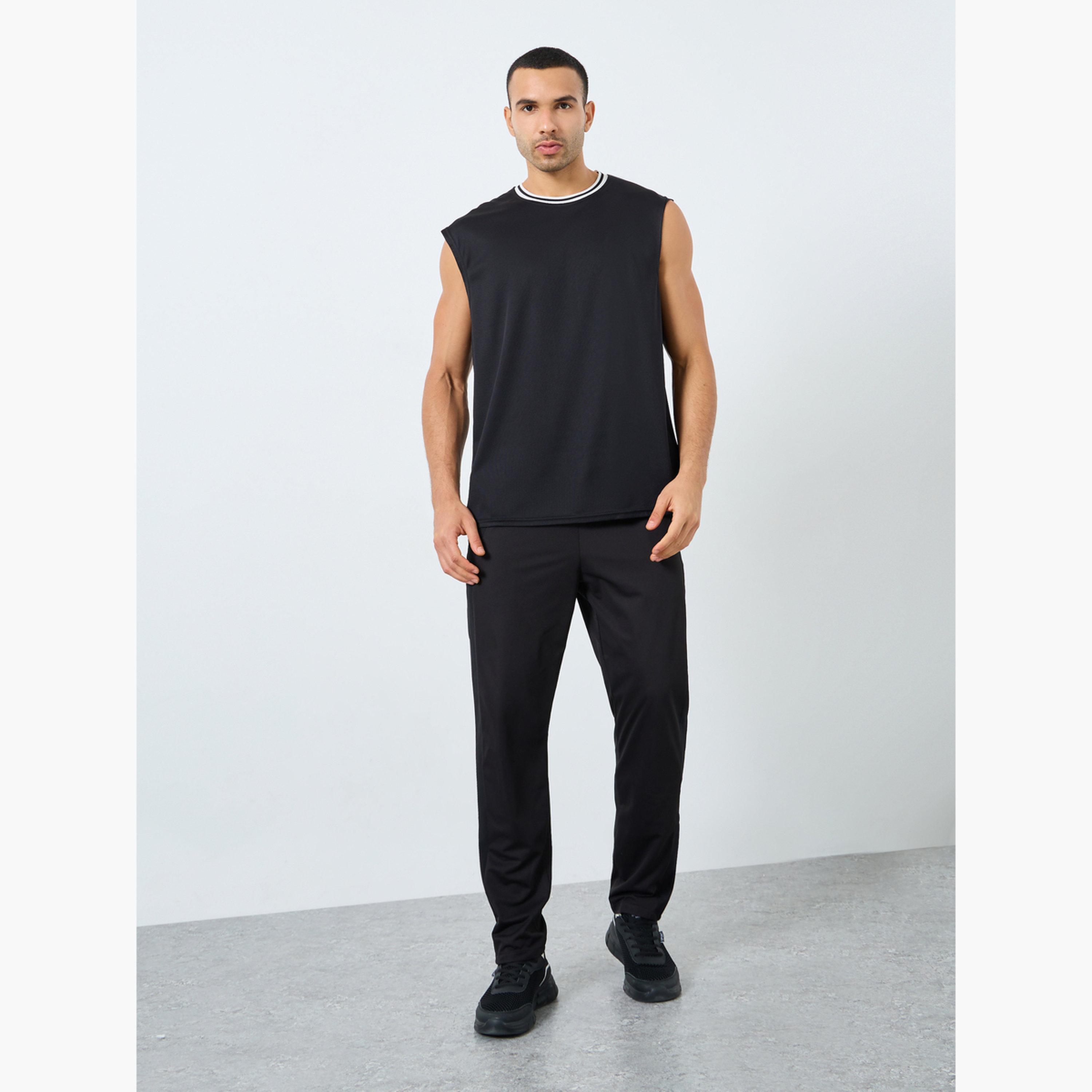 ستايلي - توب رياضي بدون أكمام بقصة عادية مع حافة متباينة عند الرقبة-men-clothing-sportswearandactivewear-tshirtsandpolos-image-2