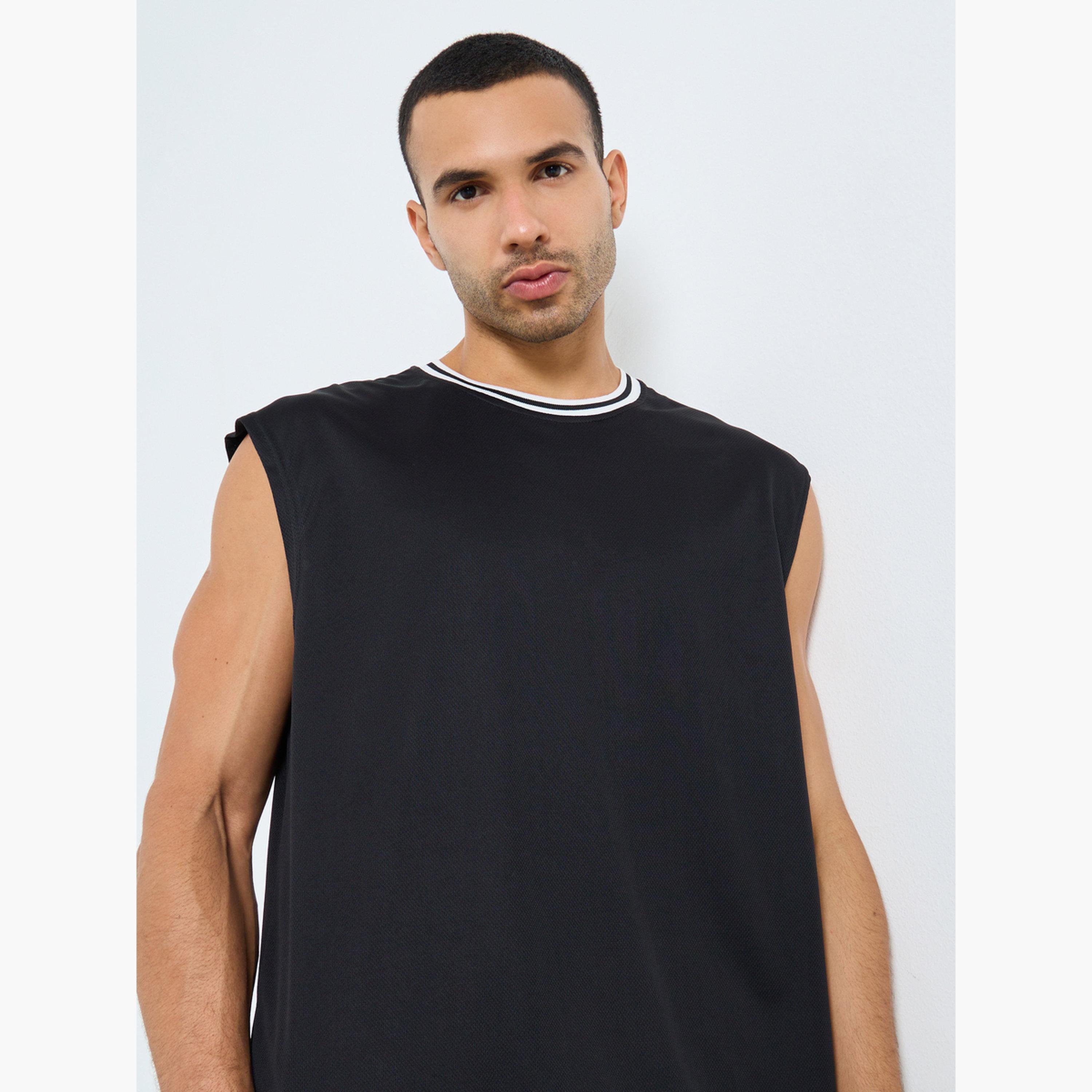 ستايلي - توب رياضي بدون أكمام بقصة عادية مع حافة متباينة عند الرقبة-men-clothing-sportswearandactivewear-tshirtsandpolos-image-3