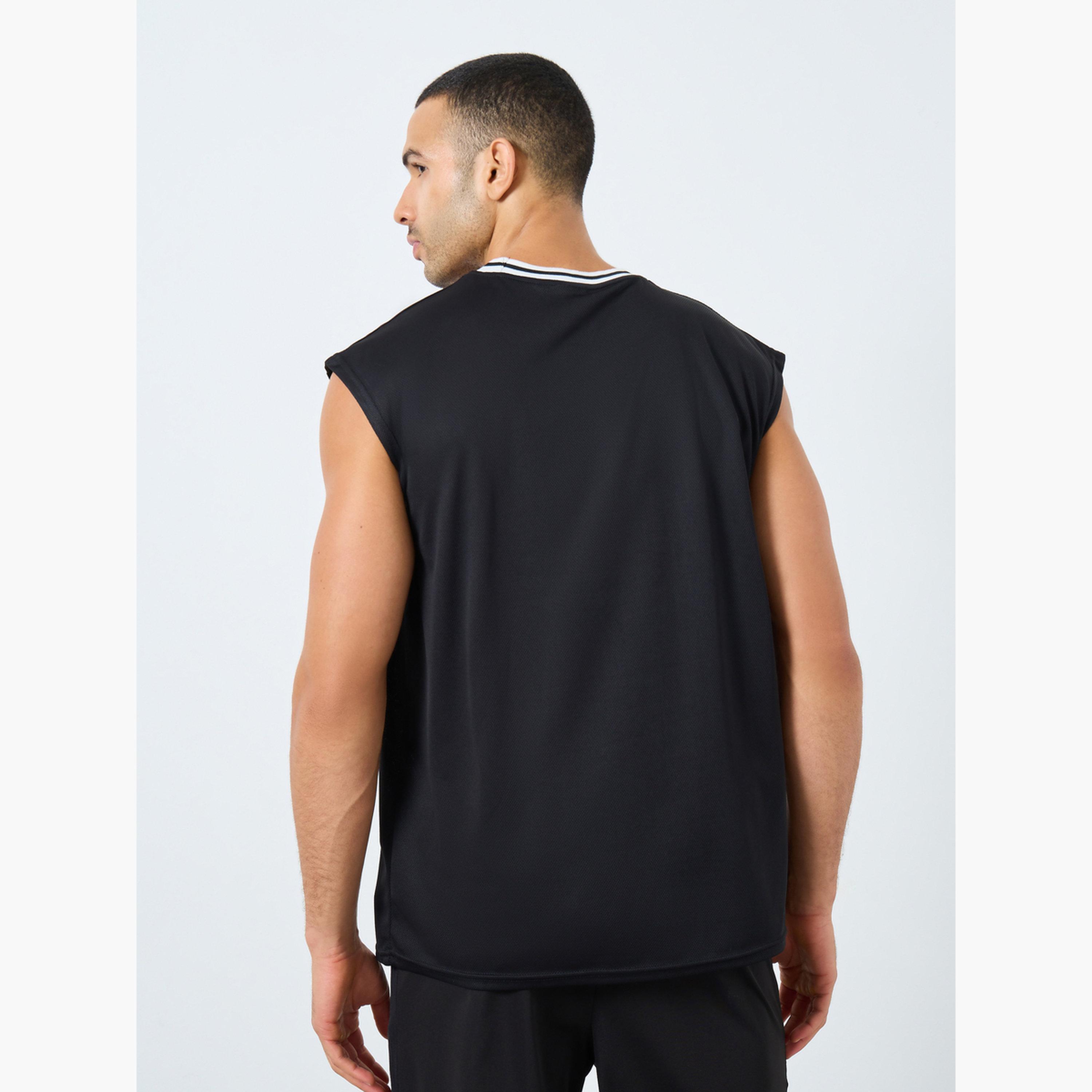 ستايلي - توب رياضي بدون أكمام بقصة عادية مع حافة متباينة عند الرقبة-men-clothing-sportswearandactivewear-tshirtsandpolos-image-5