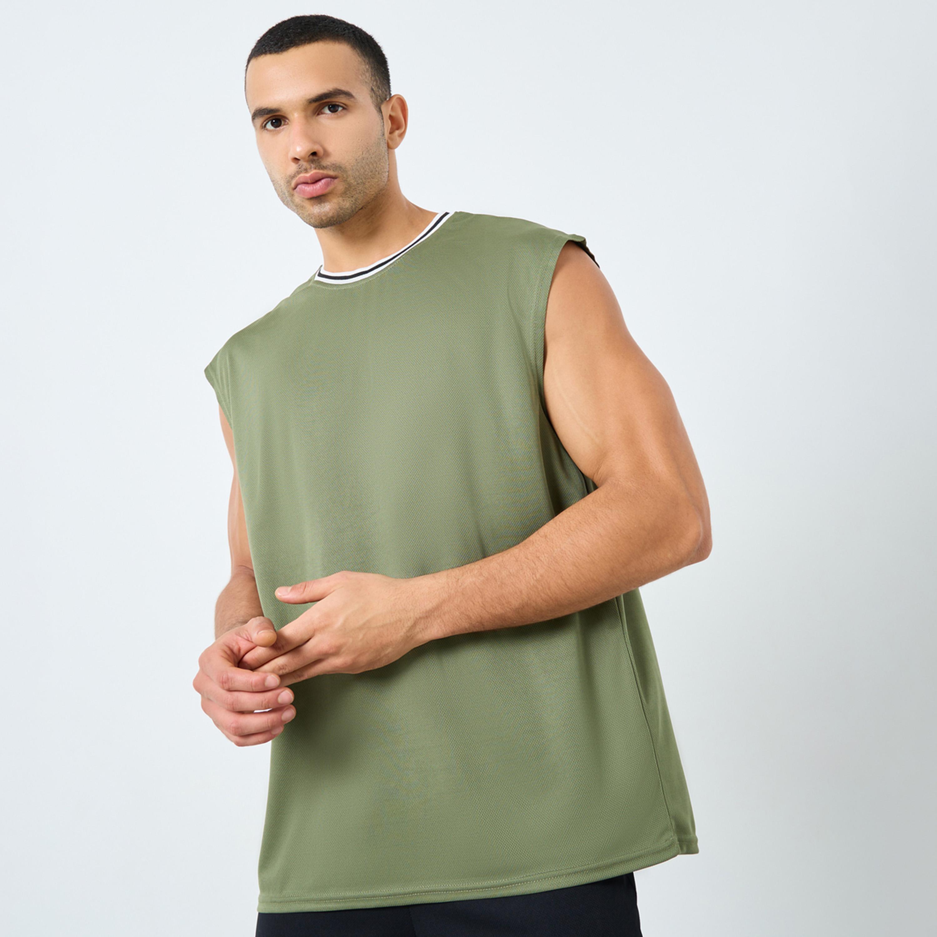 ستايلي - توب رياضي بدون أكمام بقصة عادية مع حافة متباينة عند الرقبة-men-clothing-sportswearandactivewear-tshirtsandpolos-image-1