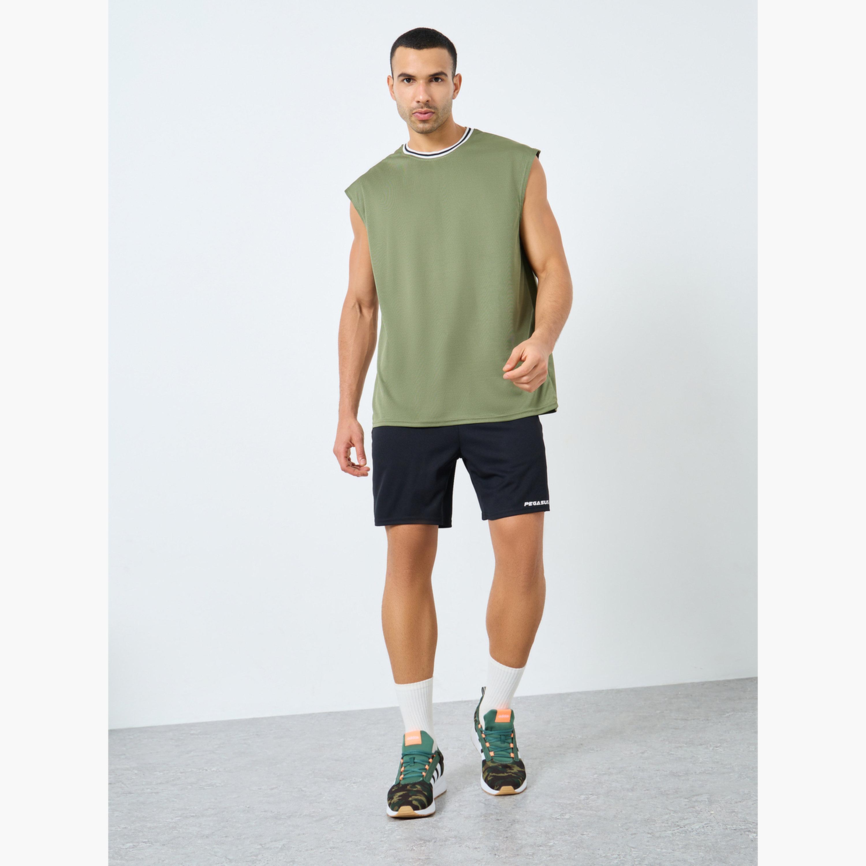 ستايلي - توب رياضي بدون أكمام بقصة عادية مع حافة متباينة عند الرقبة-men-clothing-sportswearandactivewear-tshirtsandpolos-image-2