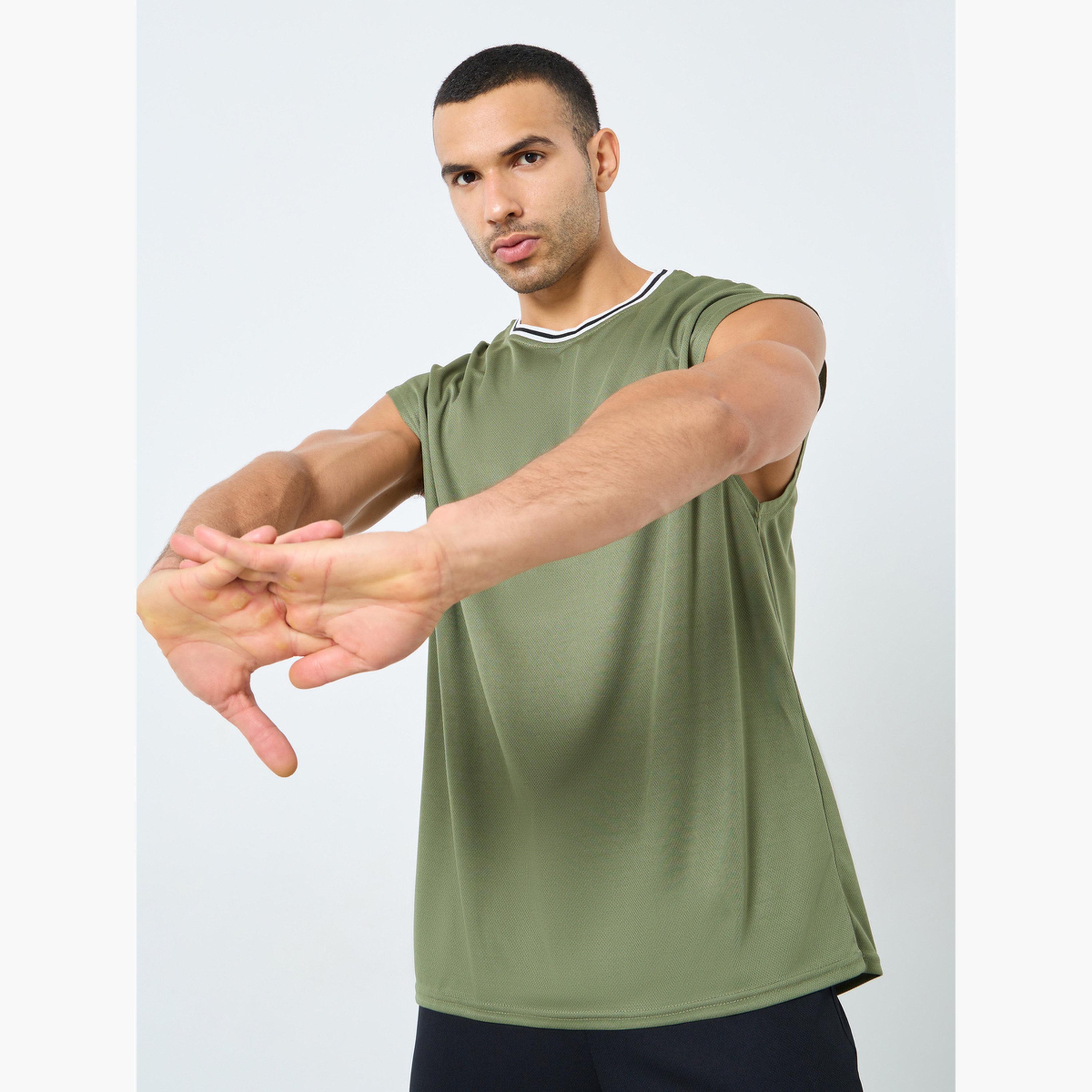 ستايلي - توب رياضي بدون أكمام بقصة عادية مع حافة متباينة عند الرقبة-men-clothing-sportswearandactivewear-tshirtsandpolos-image-3