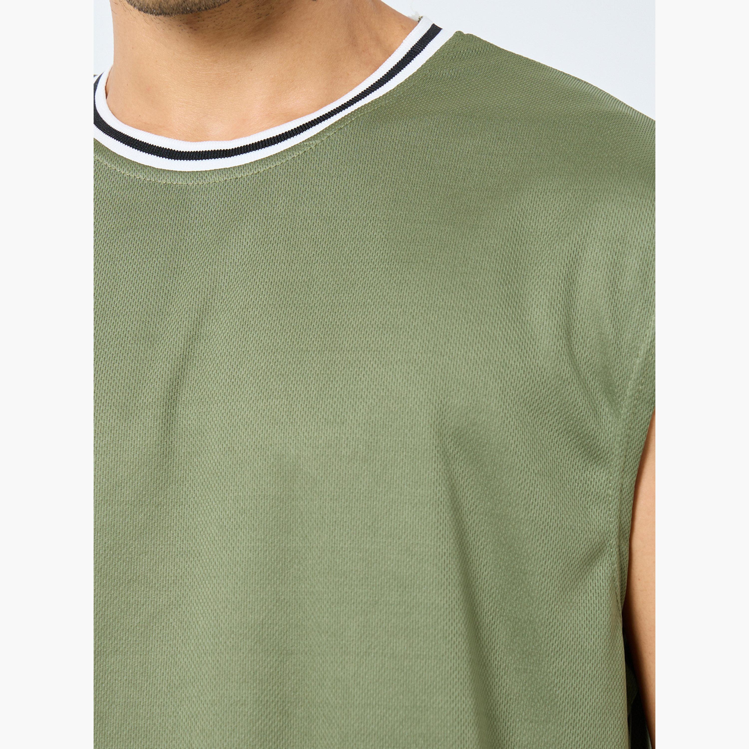 ستايلي - توب رياضي بدون أكمام بقصة عادية مع حافة متباينة عند الرقبة-men-clothing-sportswearandactivewear-tshirtsandpolos-image-4