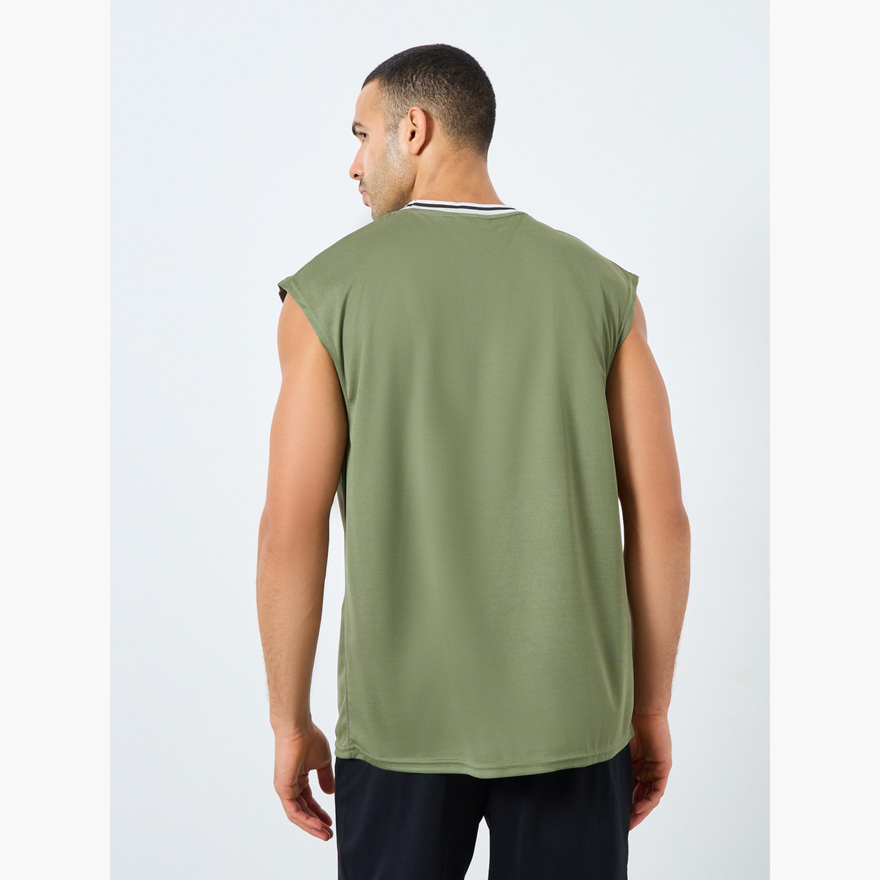 ستايلي - توب رياضي بدون أكمام بقصة عادية مع حافة متباينة عند الرقبة-men-clothing-sportswearandactivewear-tshirtsandpolos-image-5
