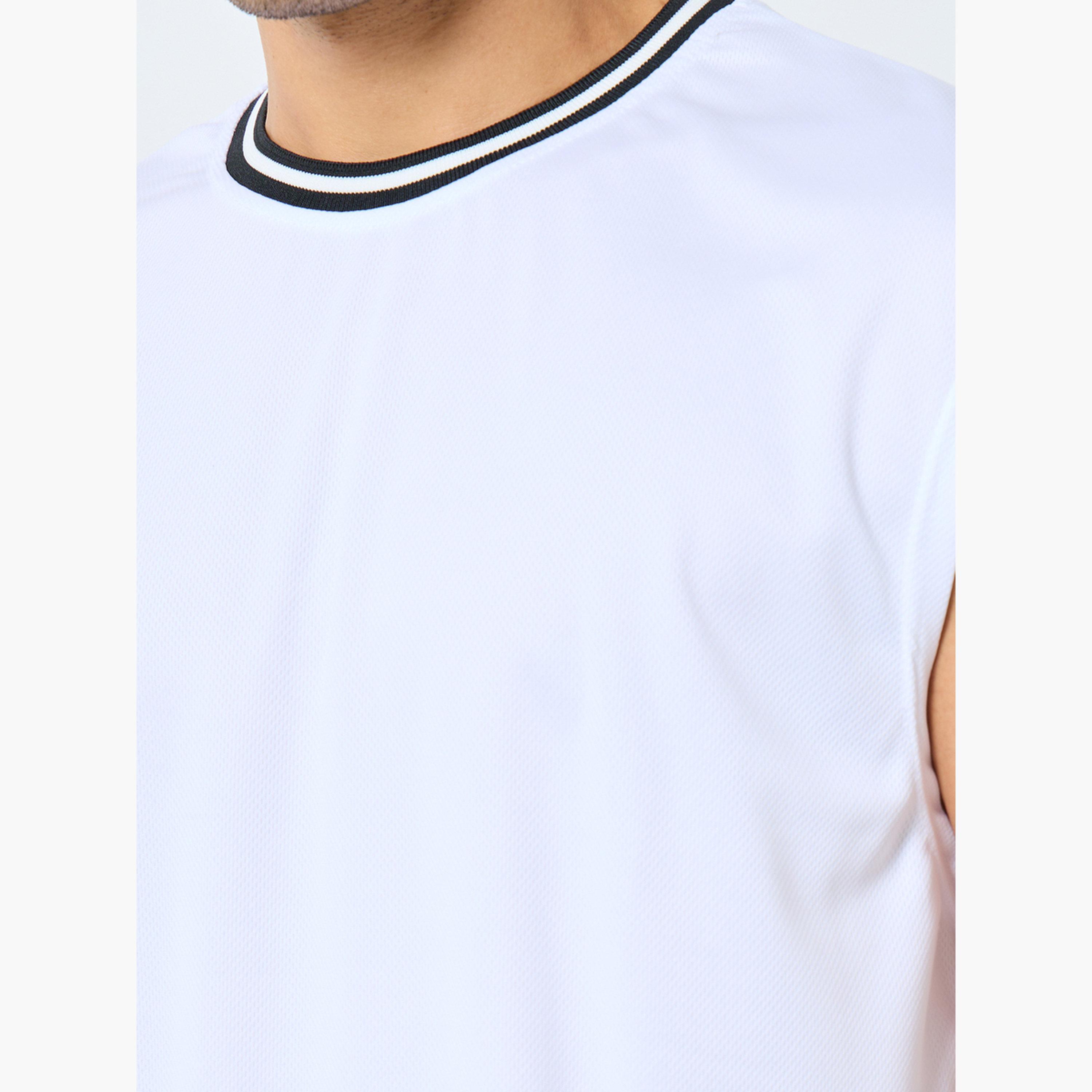 ستايلي - توب رياضي بدون أكمام بقصة عادية مع حافة متباينة عند الرقبة-men-clothing-sportswearandactivewear-tshirtsandpolos-image-3