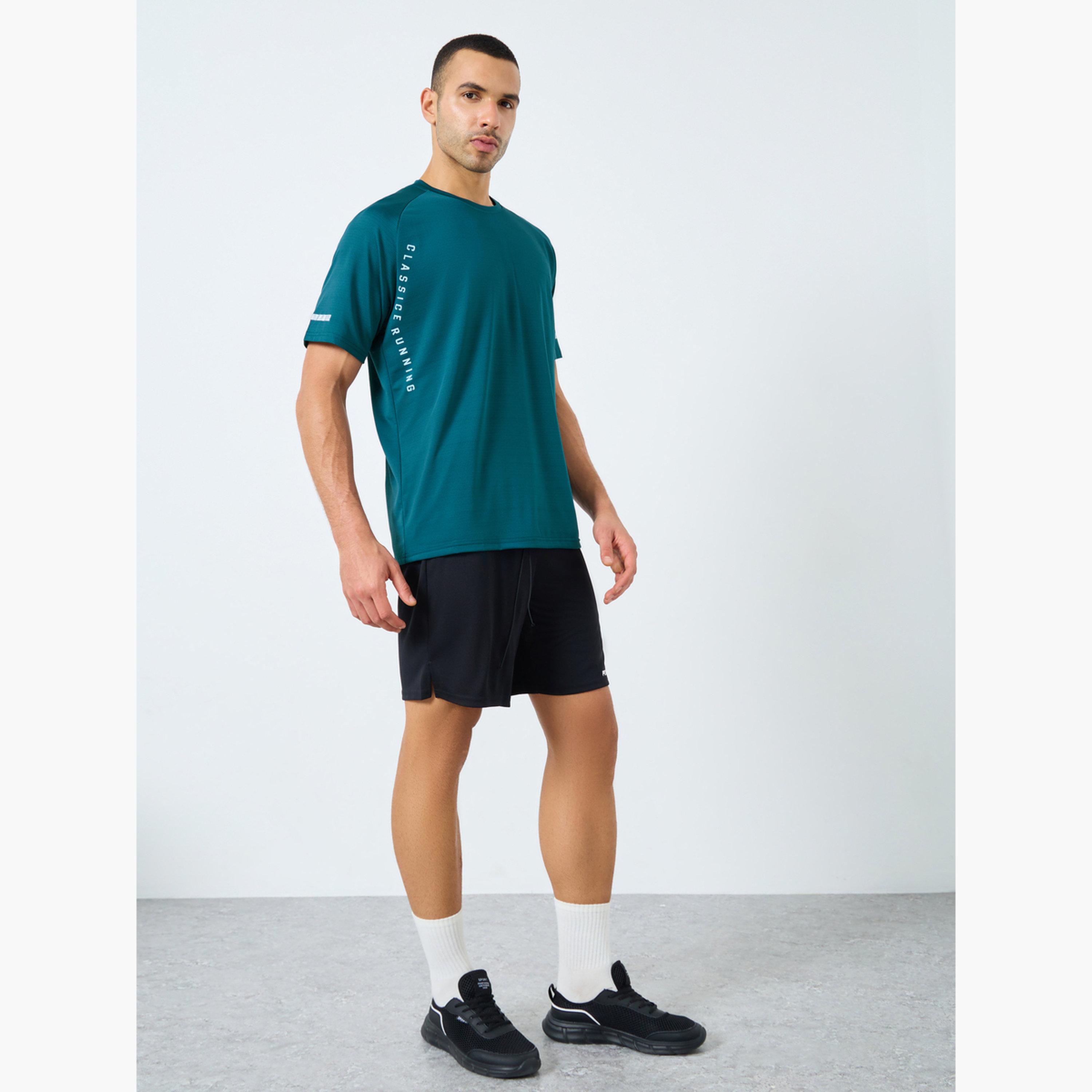 ستايلي - تي شيرت رياضي أنيق بطباعة جانبية بقصّة عادية-men-clothing-sportswearandactivewear-tshirtsandpolos-image-2