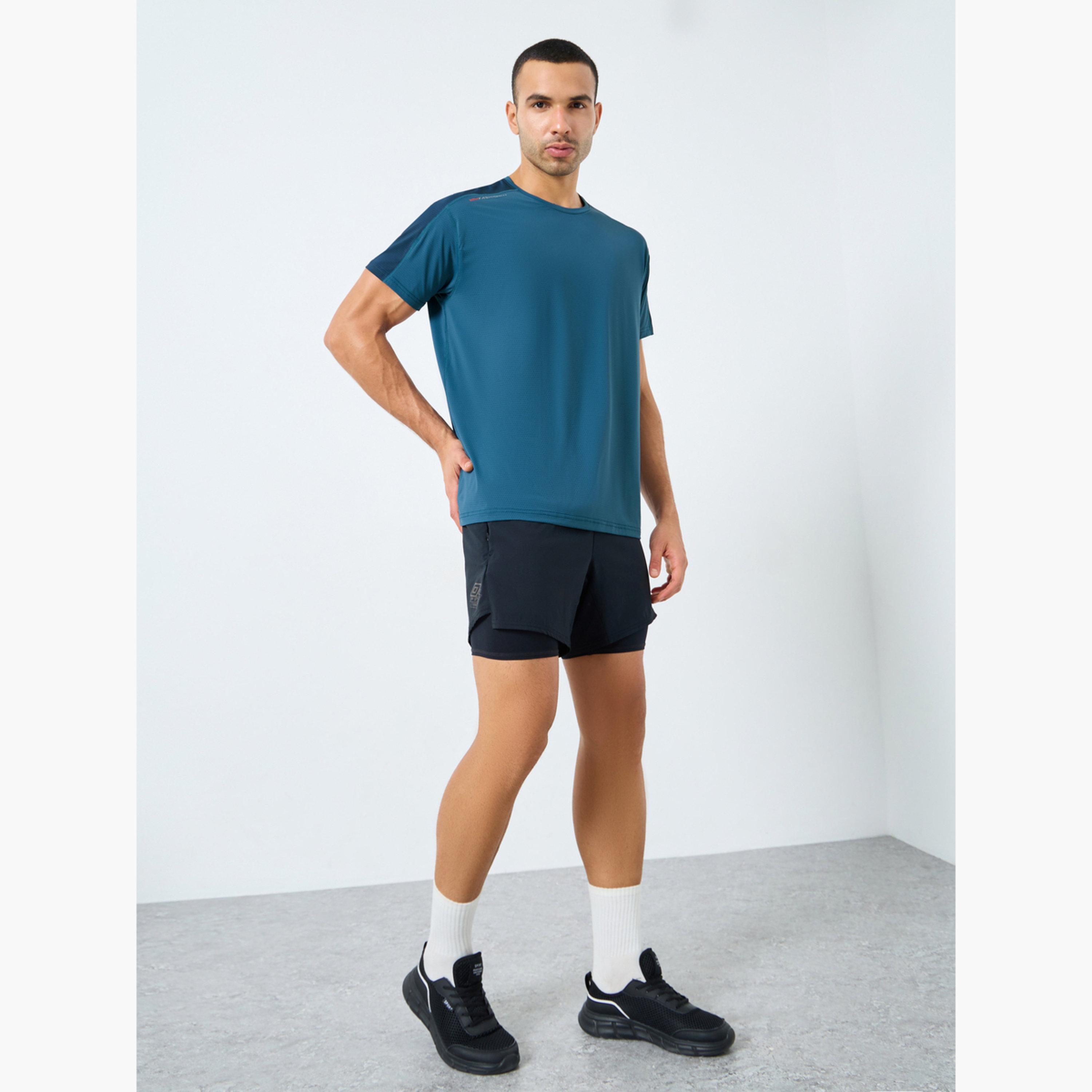 ستايلي - تي شيرت رياضي بقصّة عادية وتفاصيل متباينة على الكتف-men-clothing-sportswearandactivewear-tshirtsandpolos-image-2