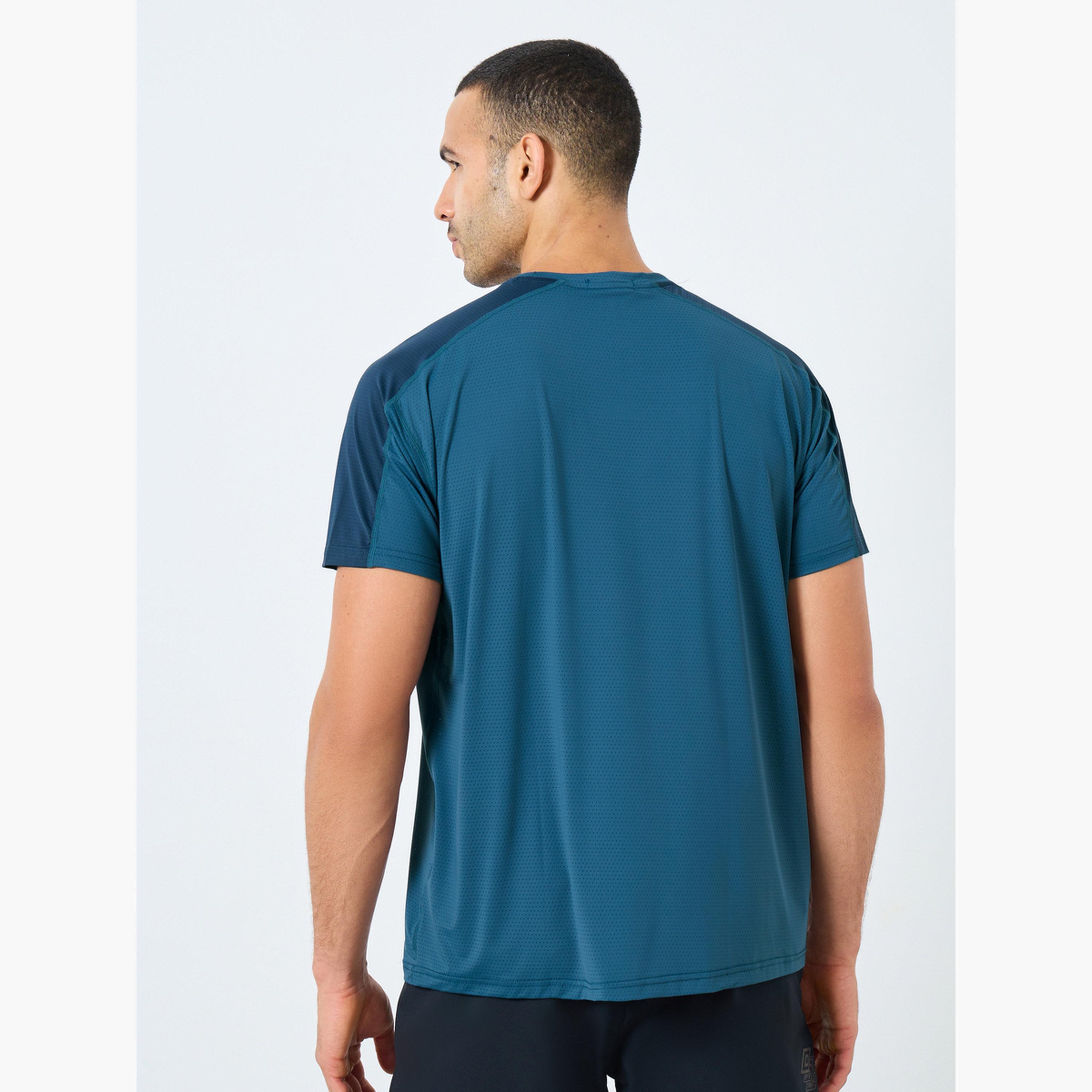 ستايلي - تي شيرت رياضي بقصّة عادية وتفاصيل متباينة على الكتف-men-clothing-sportswearandactivewear-tshirtsandpolos-image-4
