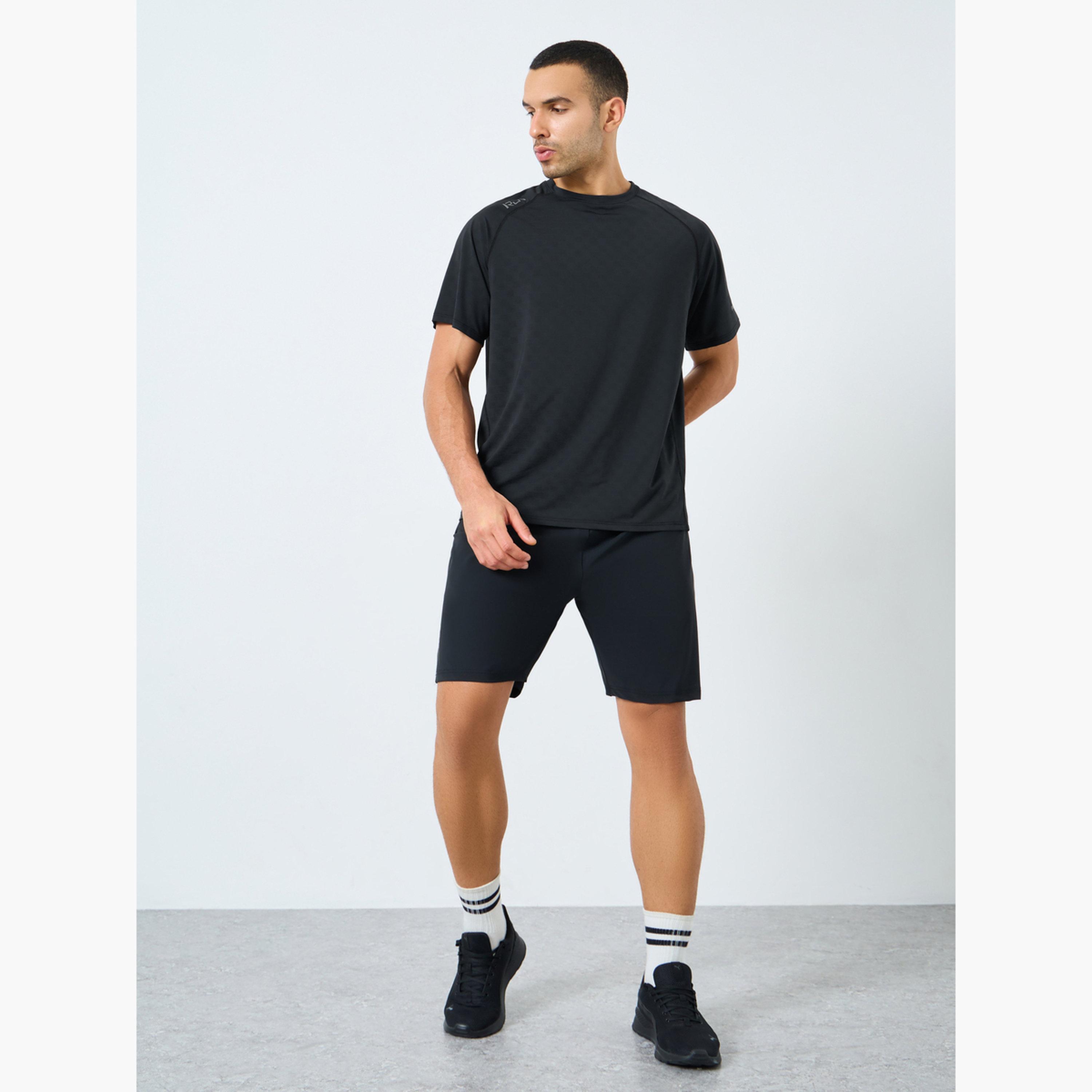 ستايلي - تي شيرت رياضي بقصّة عادية وتفاصيل طباعة على الكتف-men-clothing-sportswearandactivewear-tshirtsandpolos-image-2