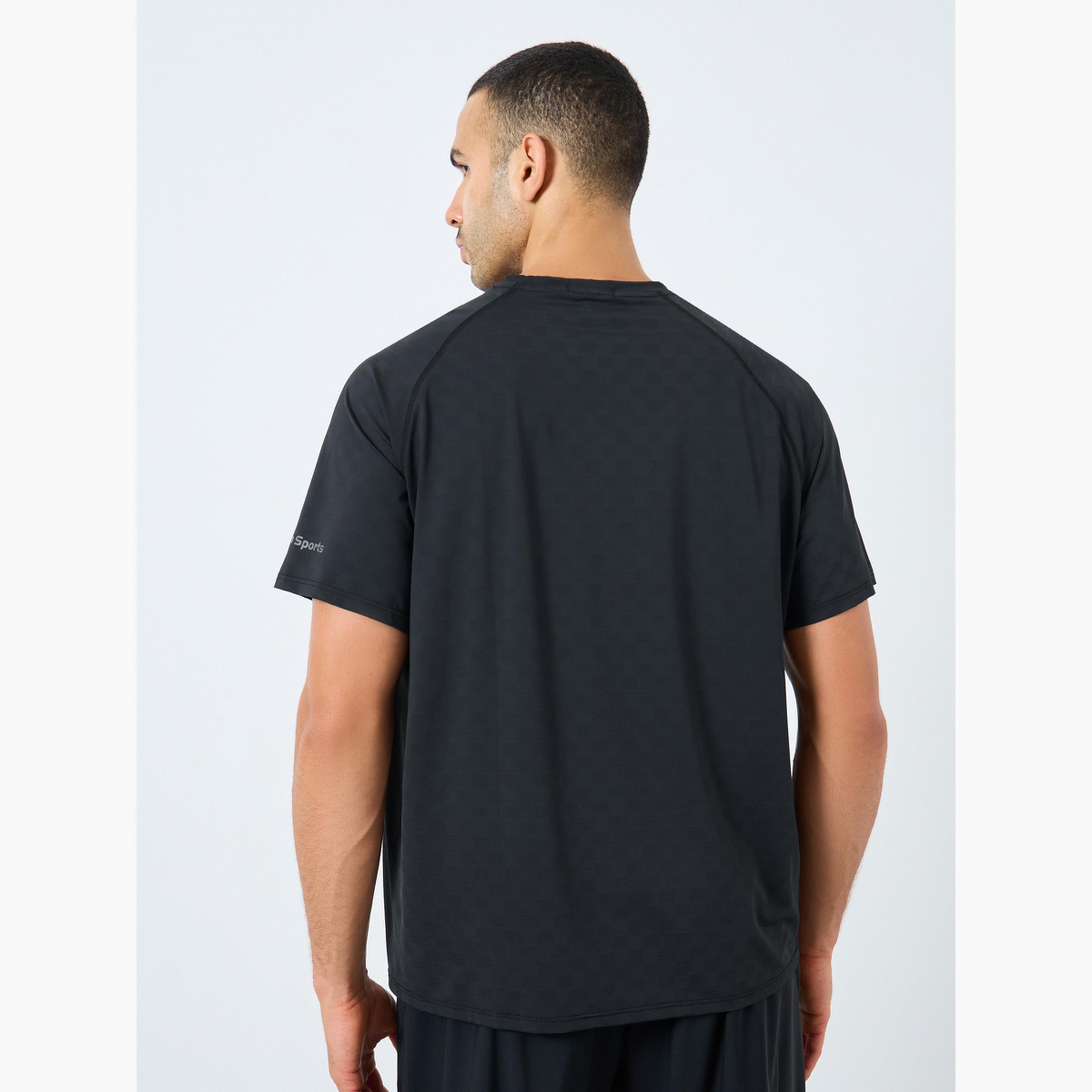 ستايلي - تي شيرت رياضي بقصّة عادية وتفاصيل طباعة على الكتف-men-clothing-sportswearandactivewear-tshirtsandpolos-image-5
