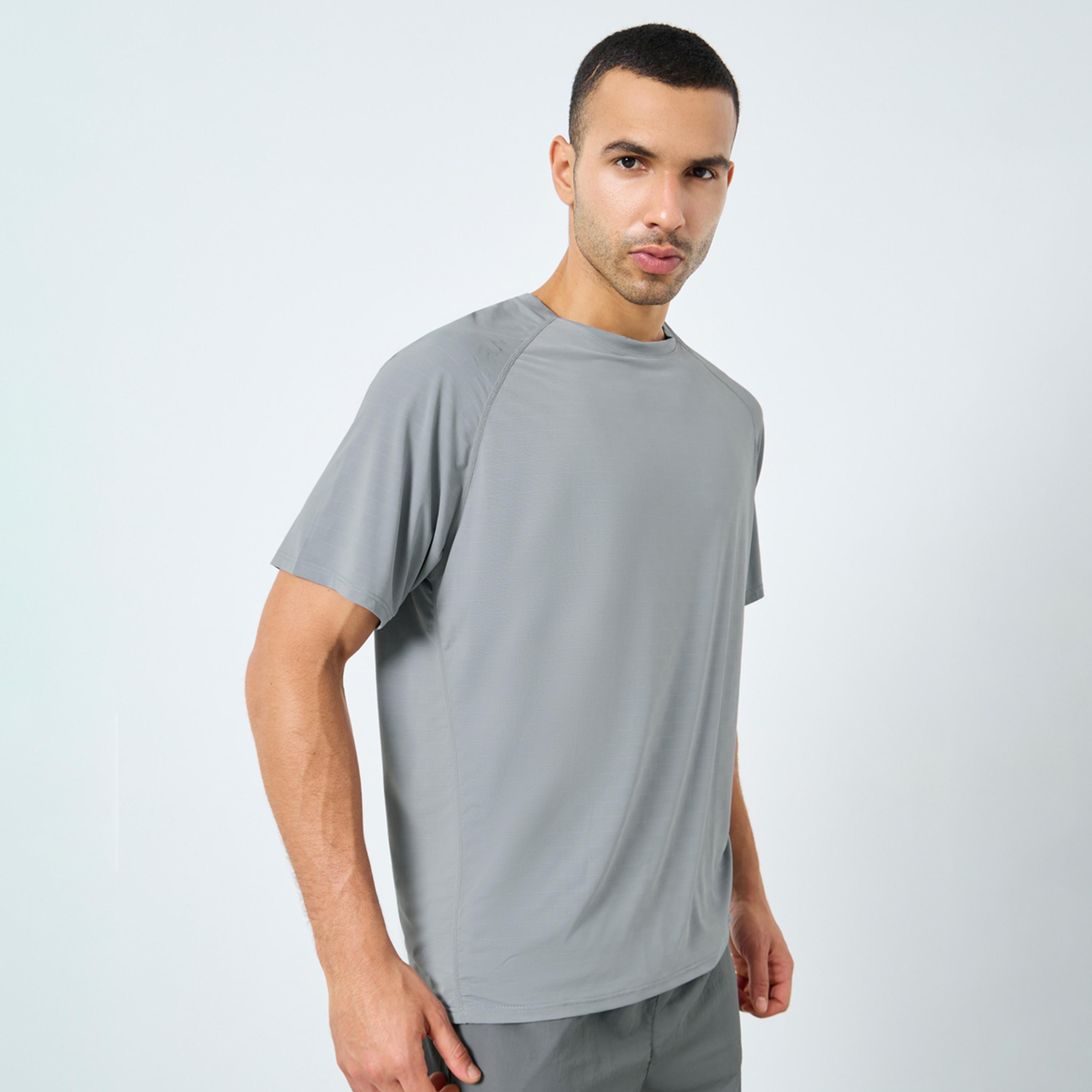 ستايلي - تي شيرت رياضي بقصّة عادية وتفاصيل طباعة على الكتف-men-clothing-sportswearandactivewear-tshirtsandpolos-image-1